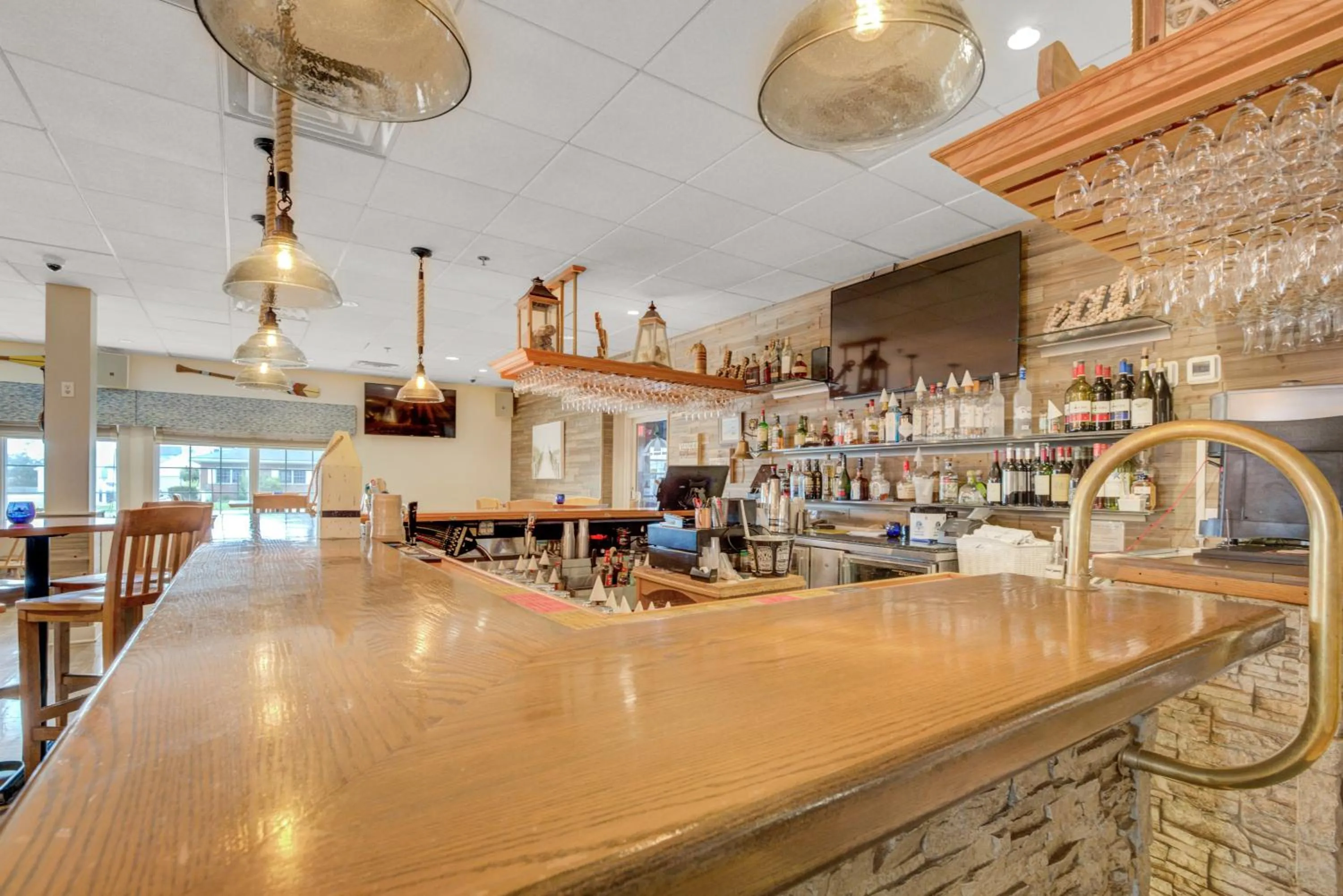 Restaurant/places to eat in Surf City Hotel