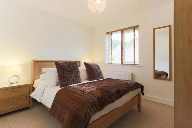 Bedroom, Bed in Wheel Water Collections