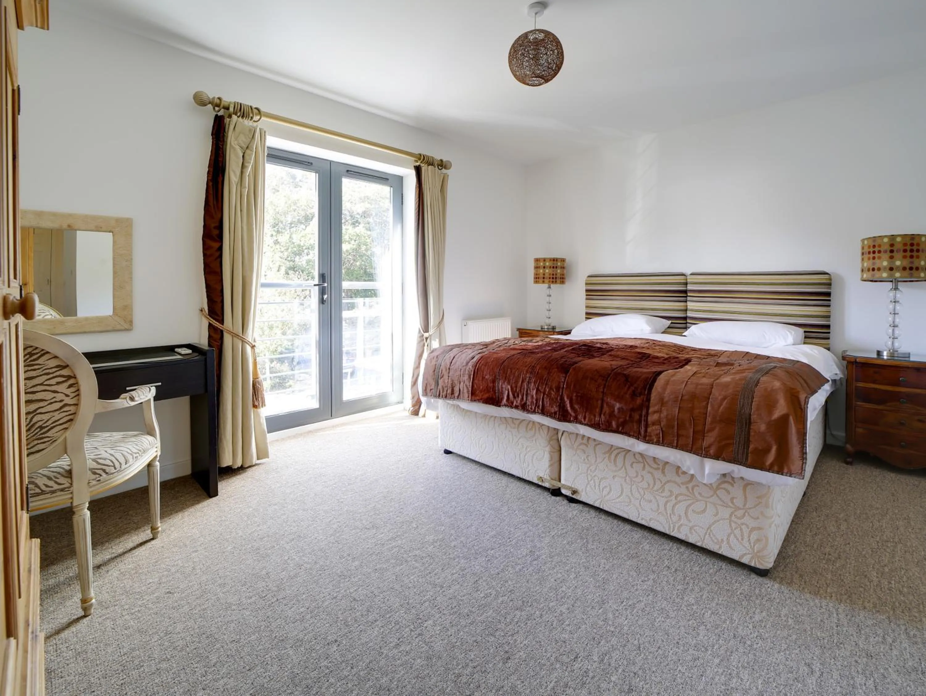 Bedroom, Bed in Wheel Water Collections