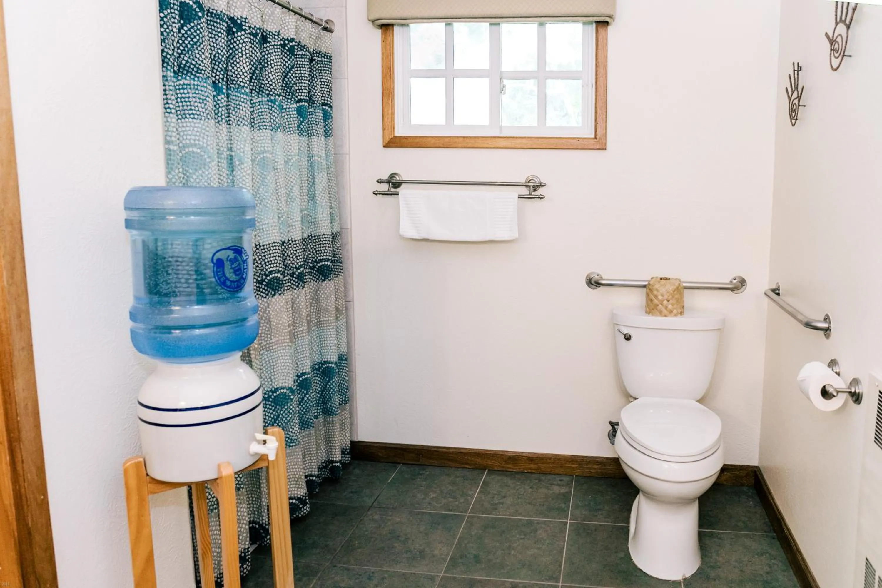 Bathroom in Kilauea Lodge and Restaurant
