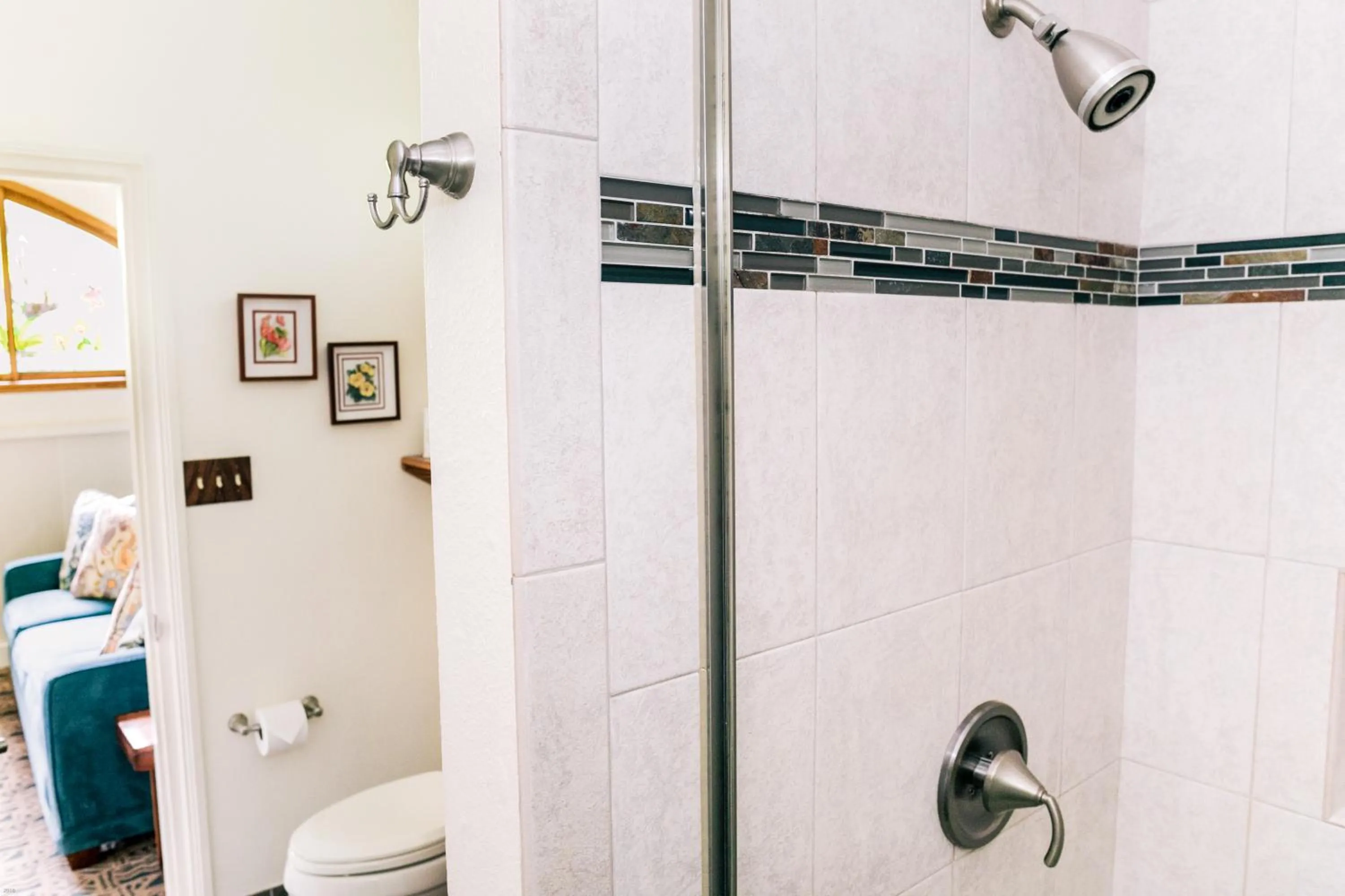 Bathroom in Kilauea Lodge and Restaurant