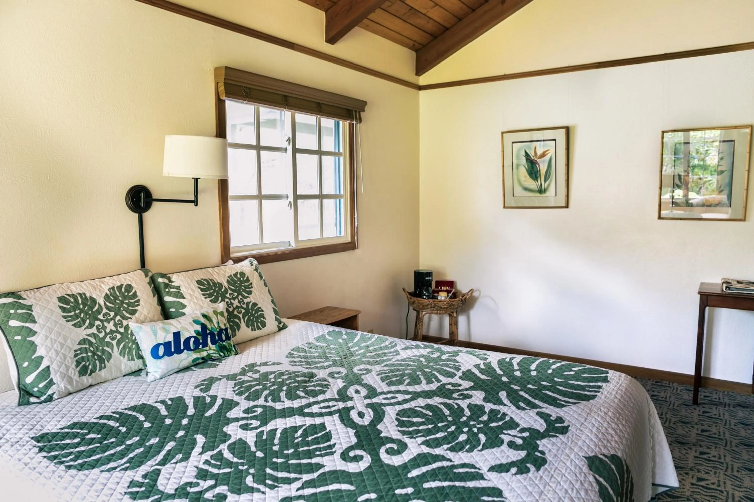 Bedroom, Bed in Kilauea Lodge and Restaurant