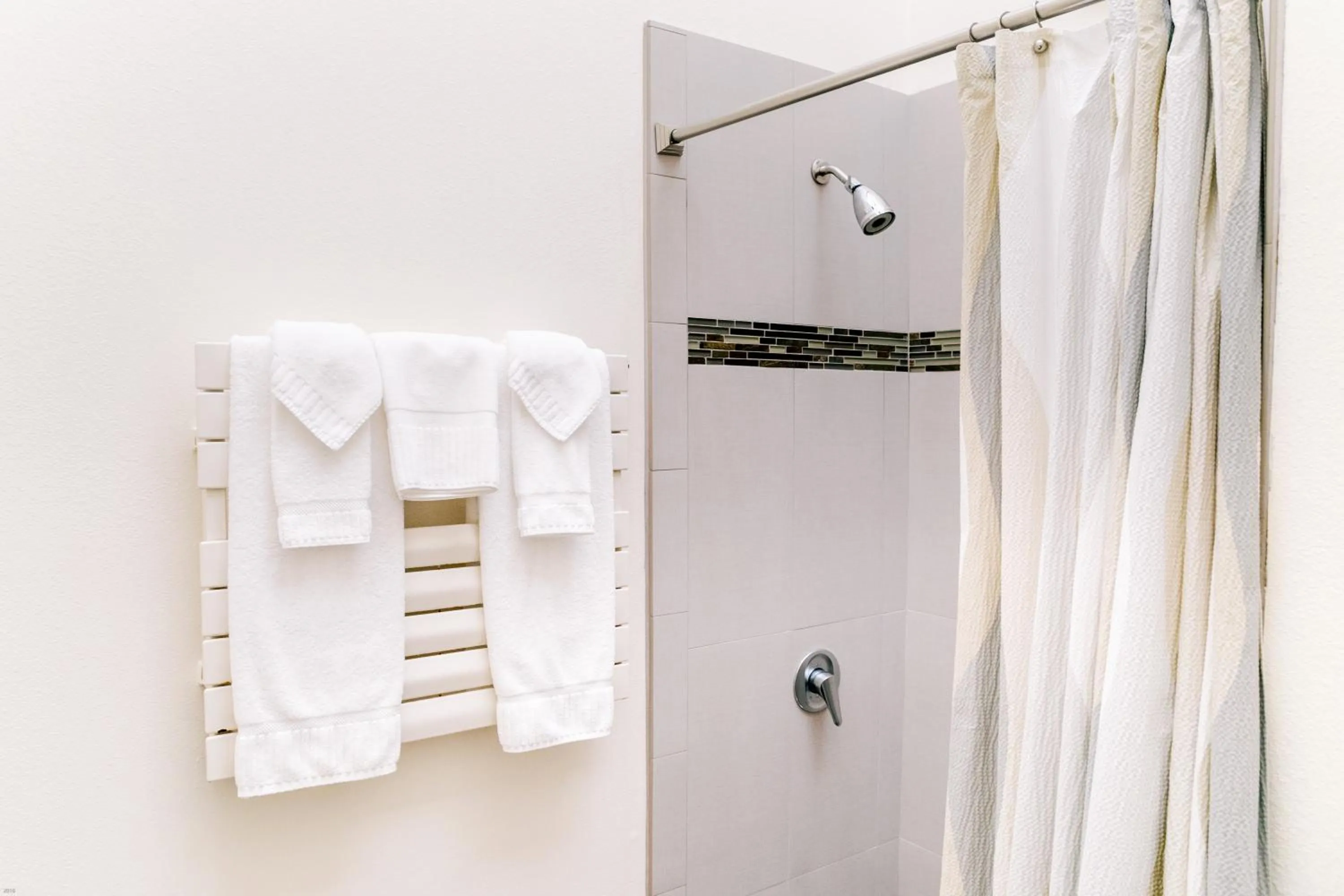 Bathroom in Kilauea Lodge and Restaurant