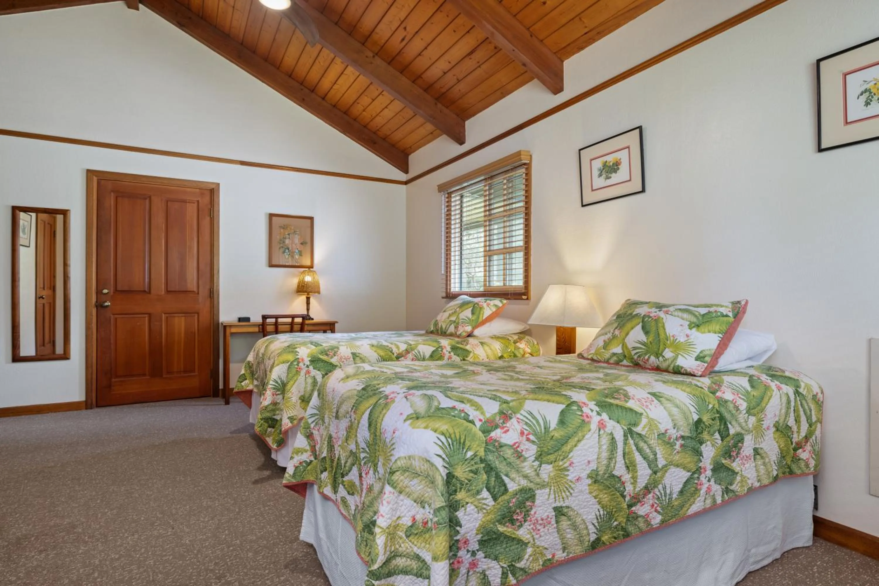 Bed in Kilauea Lodge and Restaurant