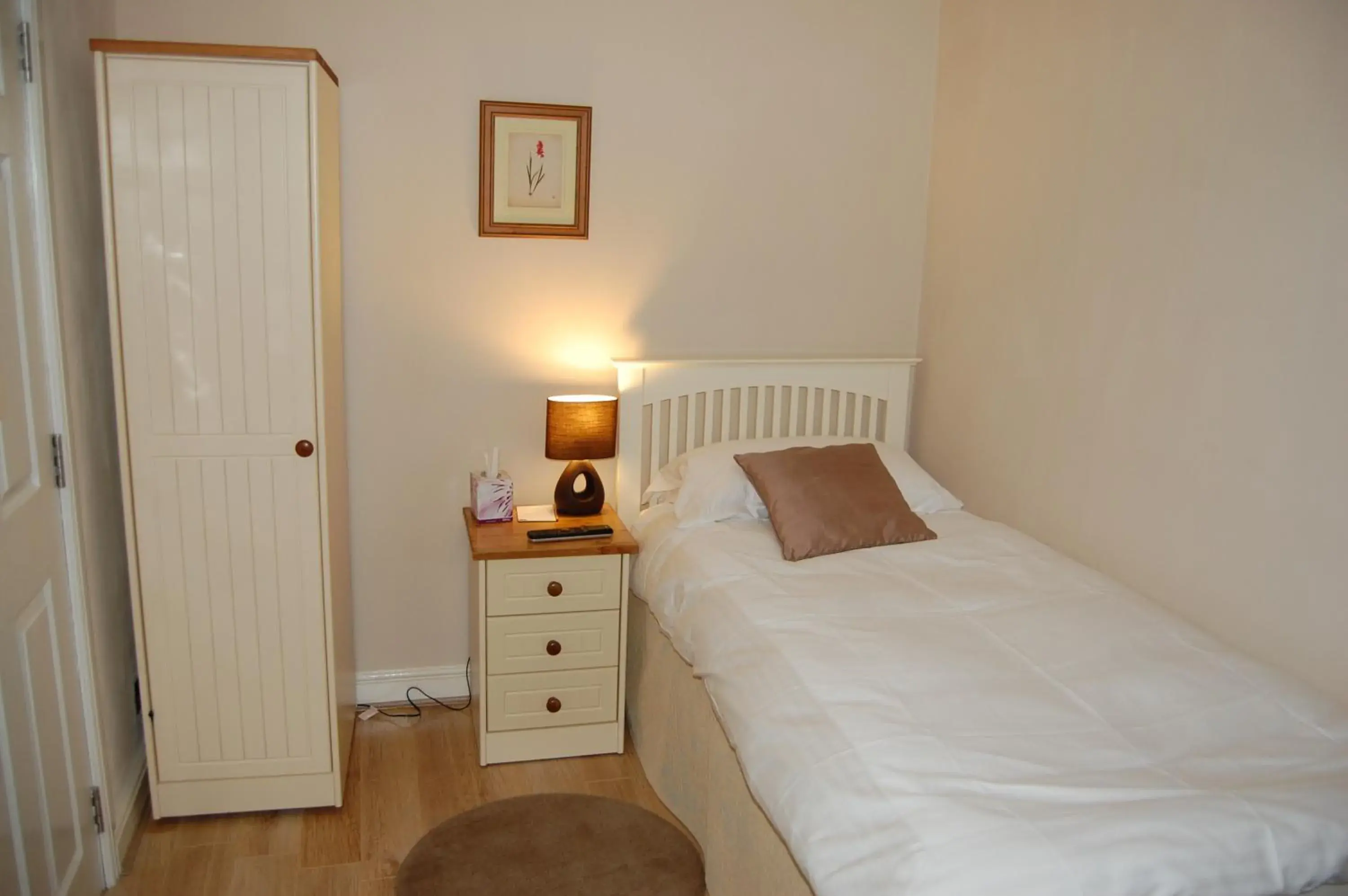 Single Room with Shower - single occupancy in Canal View Bed And Breakfast Single Room with Shower - single occupancy in Canal View Bed And Breakfast