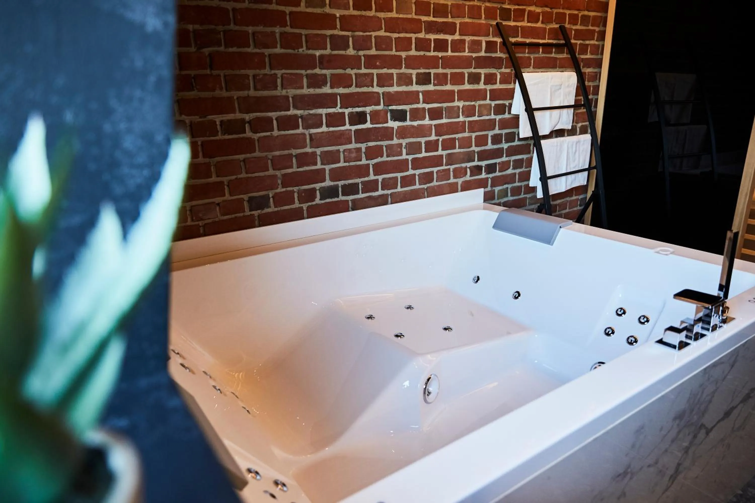 Hot Tub in Hotel ONIRO - Luxury Rooms & Wellness Suites