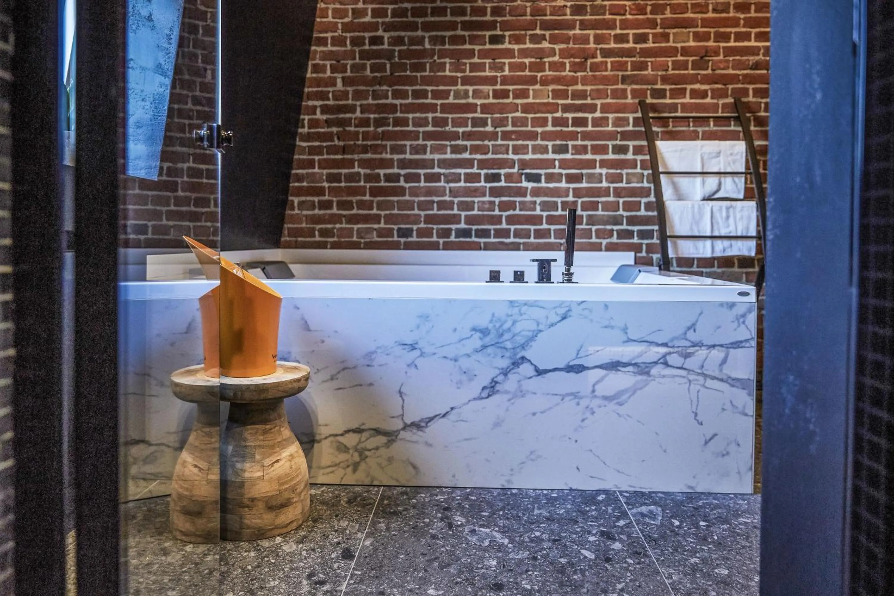 Hot Tub in Hotel ONIRO - Luxury Rooms & Wellness Suites