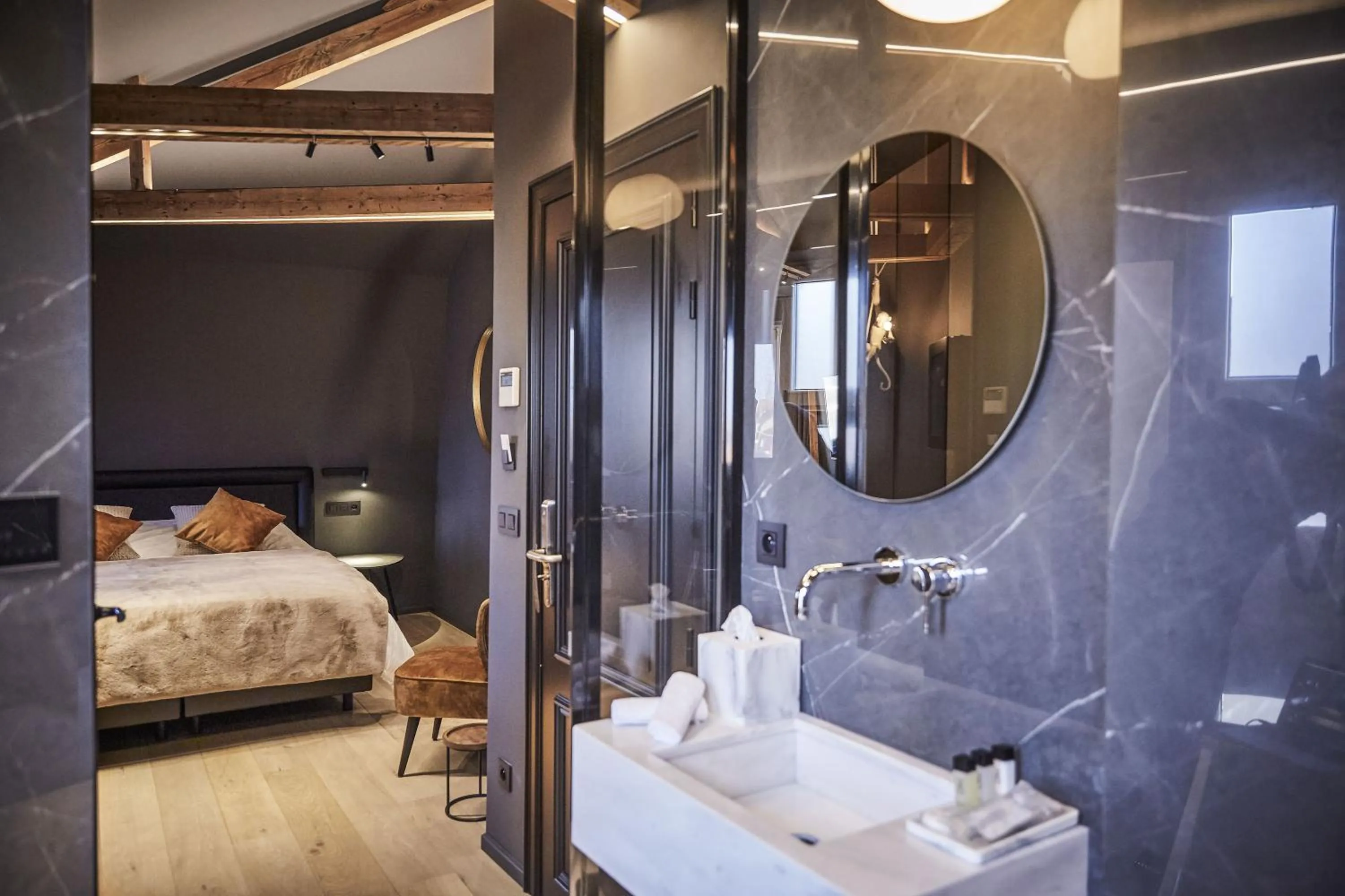 Bathroom, Bed in Hotel ONIRO - Luxury Rooms & Wellness Suites