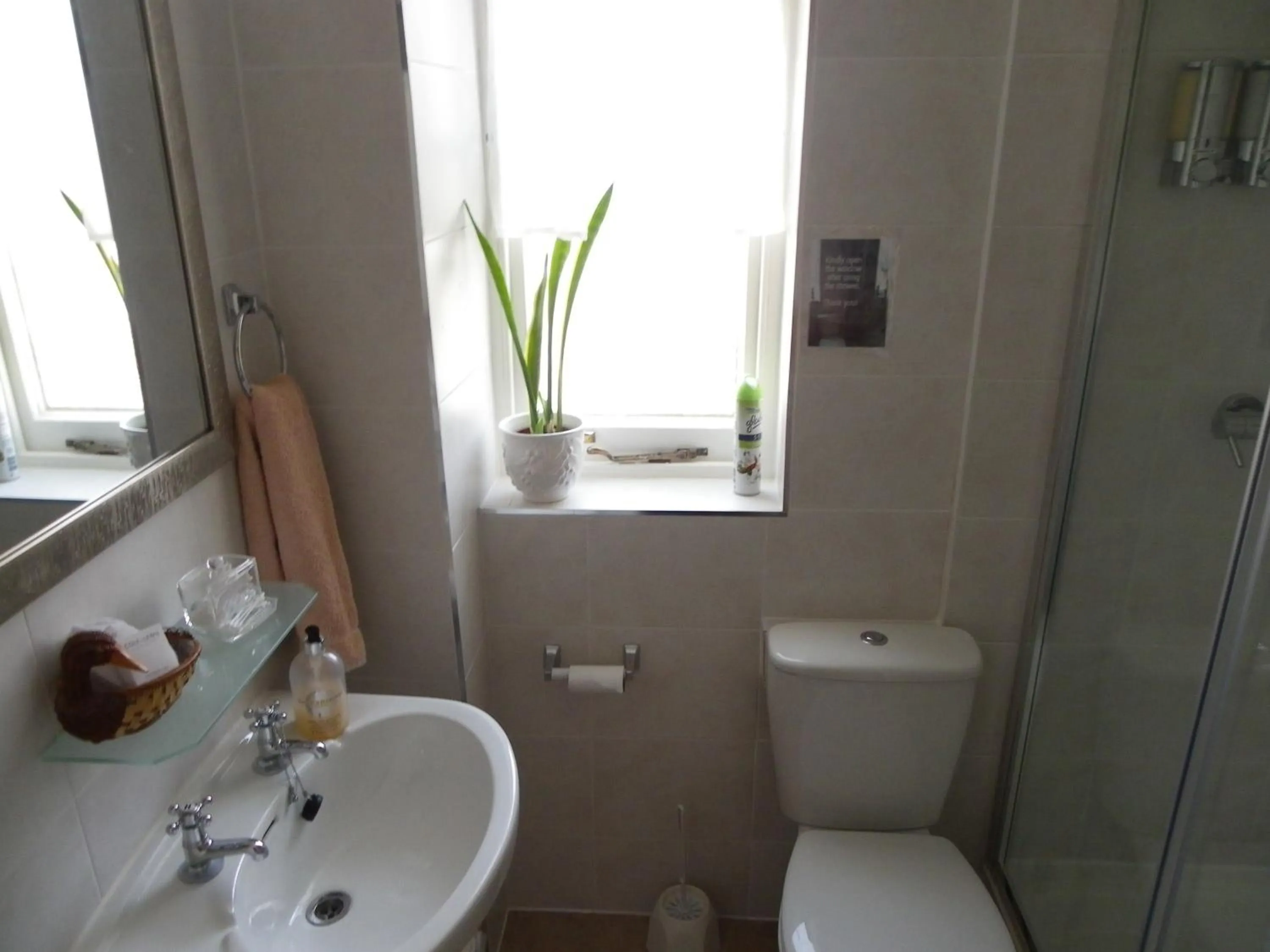 Shower in Maison Dieu Guest House