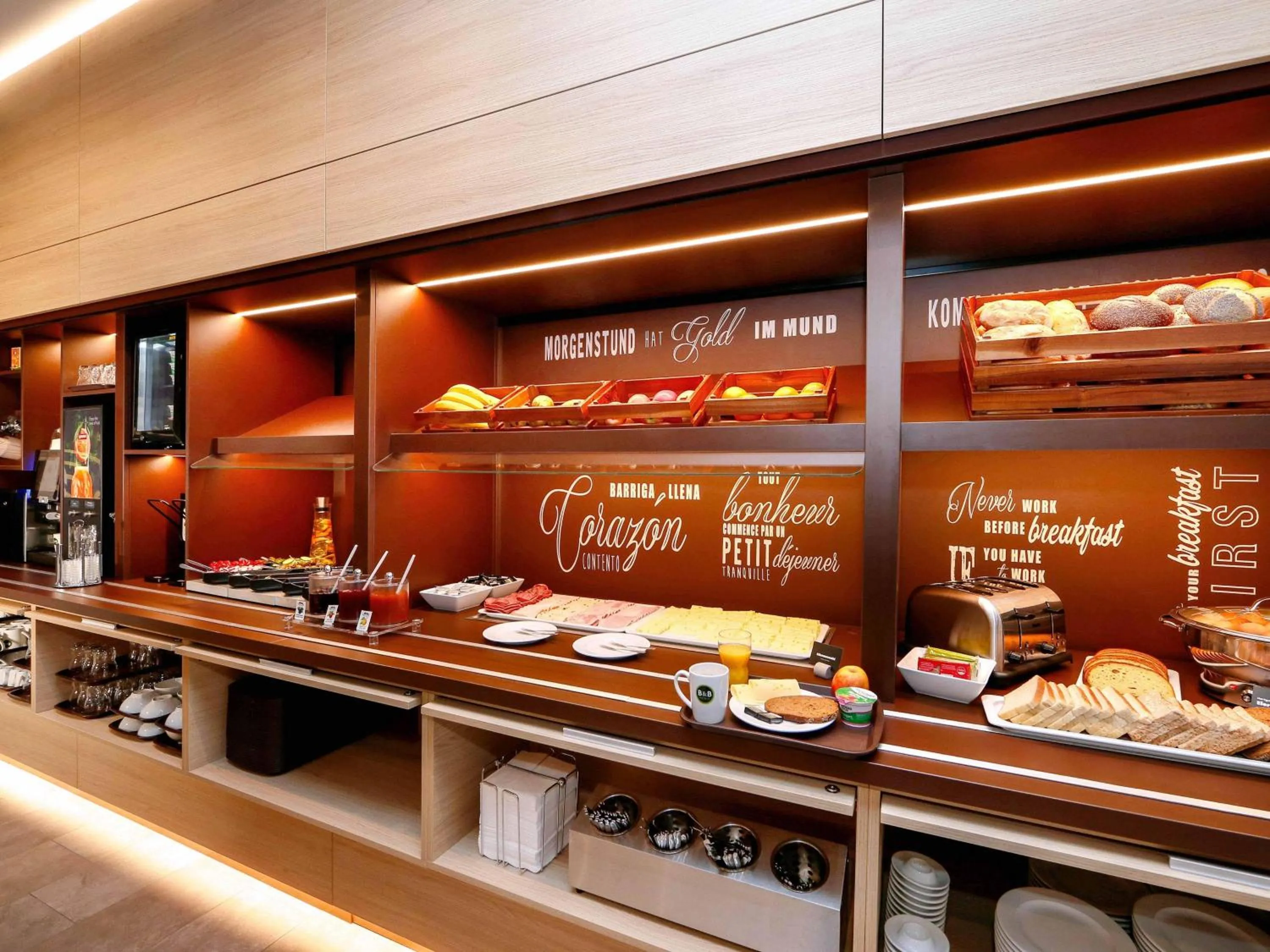 Restaurant/places to eat in B&B Hotel München City-Nord