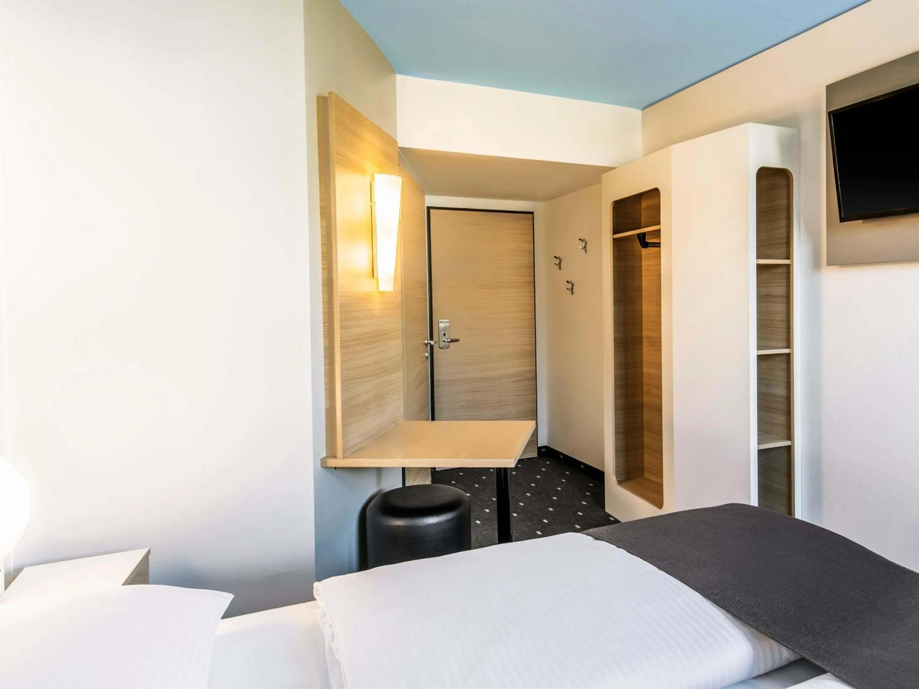 Photo of the whole room, Bed in B&B Hotel München City-Nord