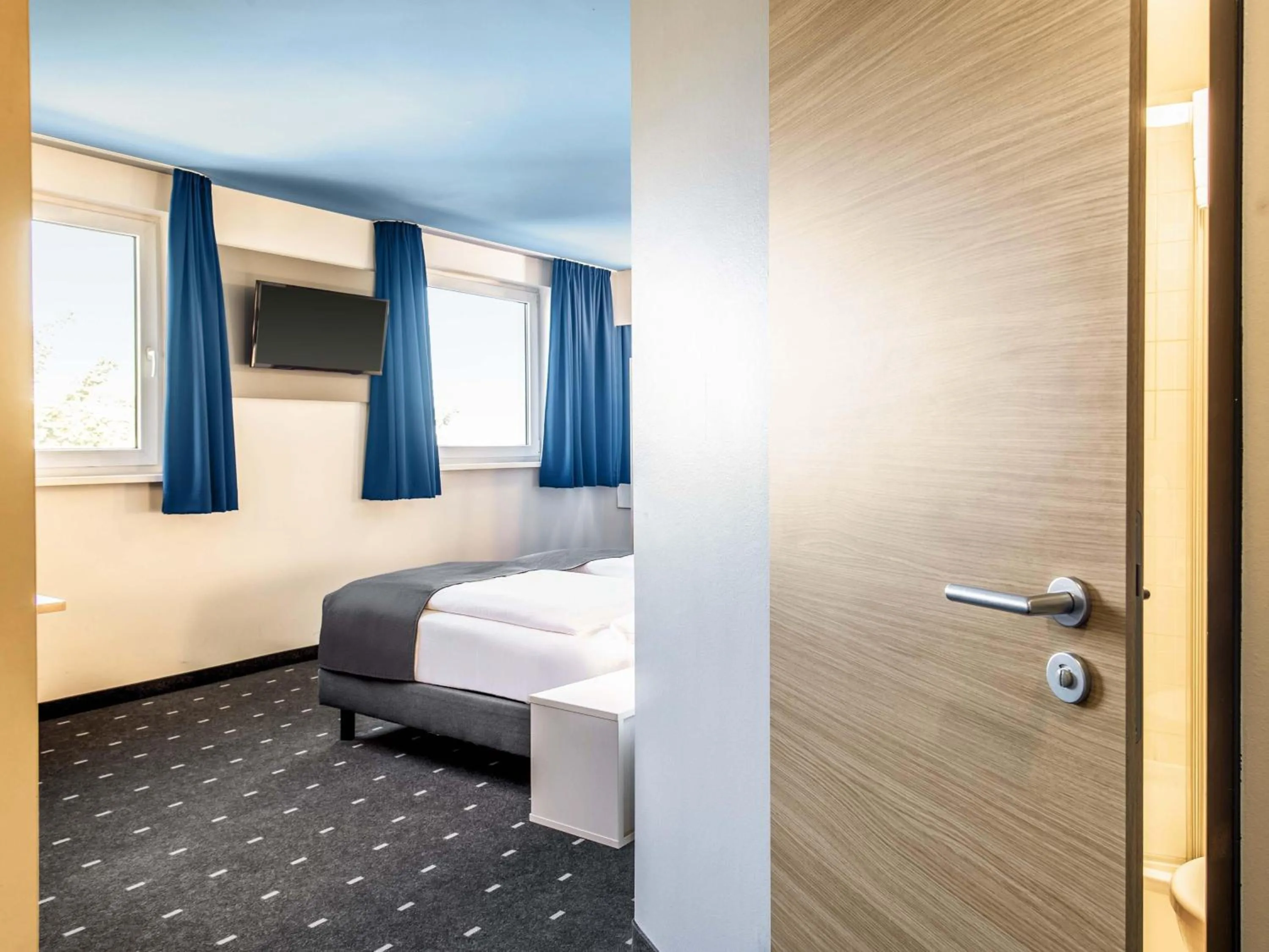 Photo of the whole room, Bed in B&B Hotel München City-Nord