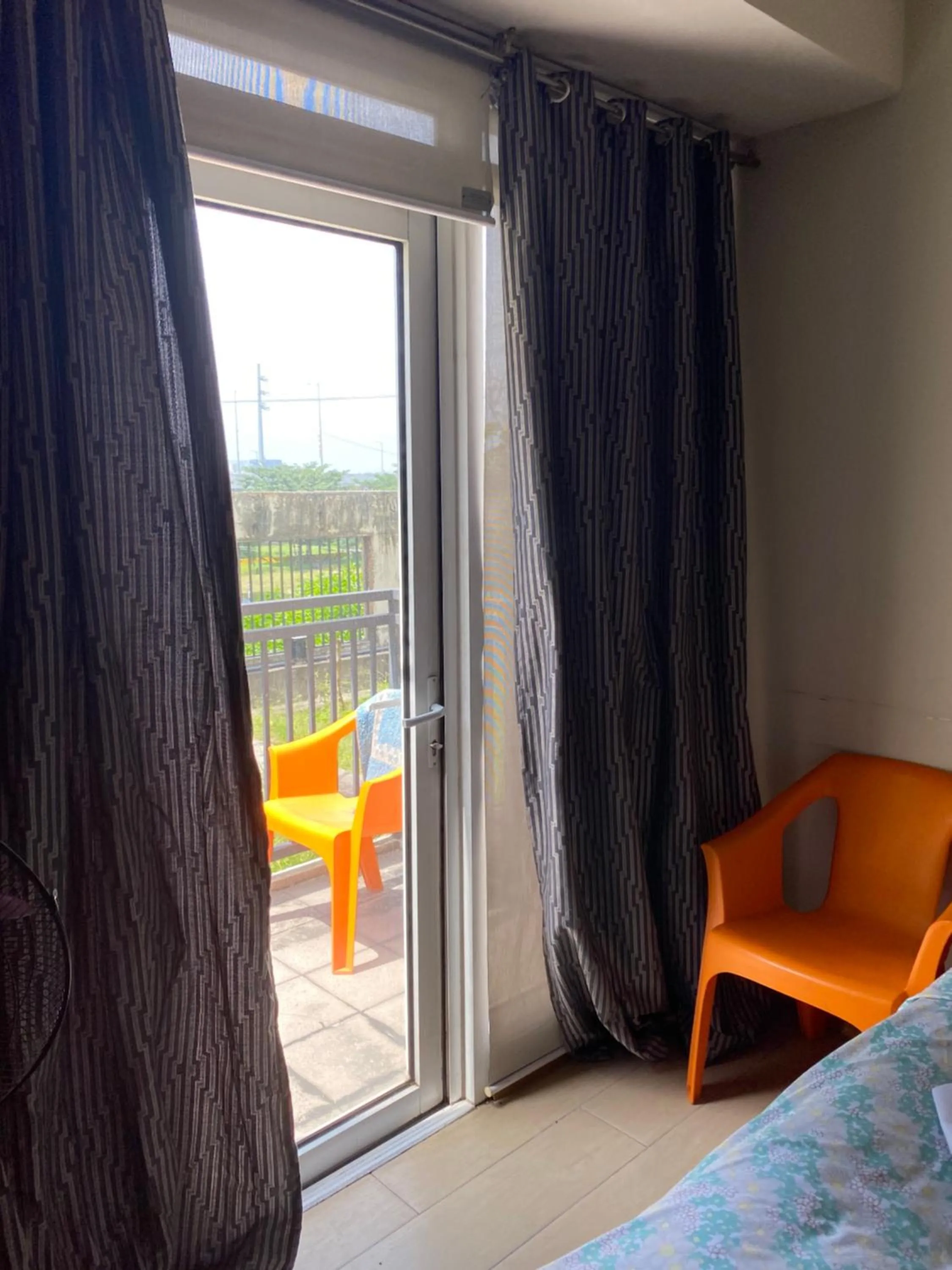 Bed in Favila Condotel Unit-150 Newport Boulevard near Airport Terminal 3 and all other Airport