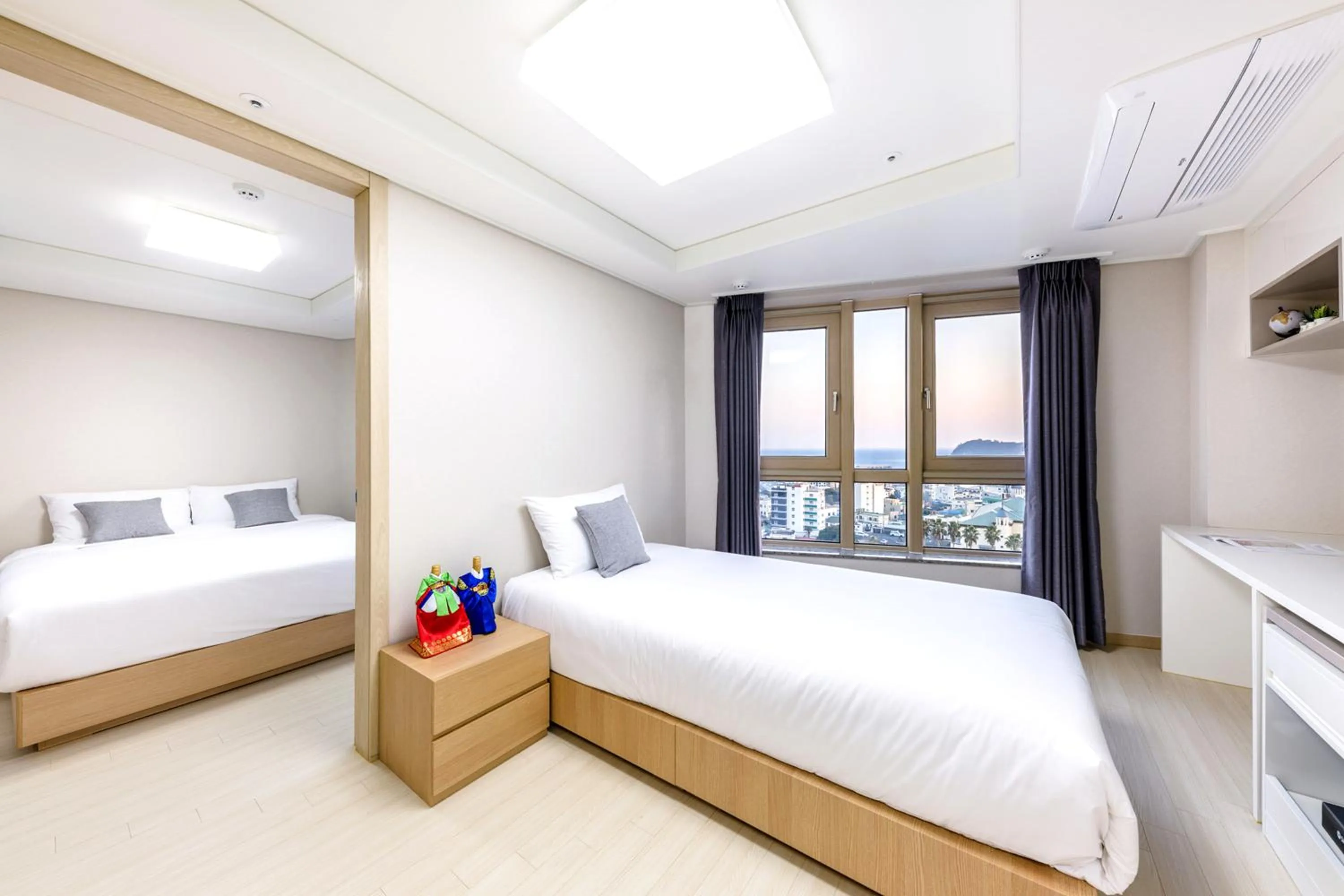 Photo of the whole room, Bed in Shin Shin Hotel Seogwipo
