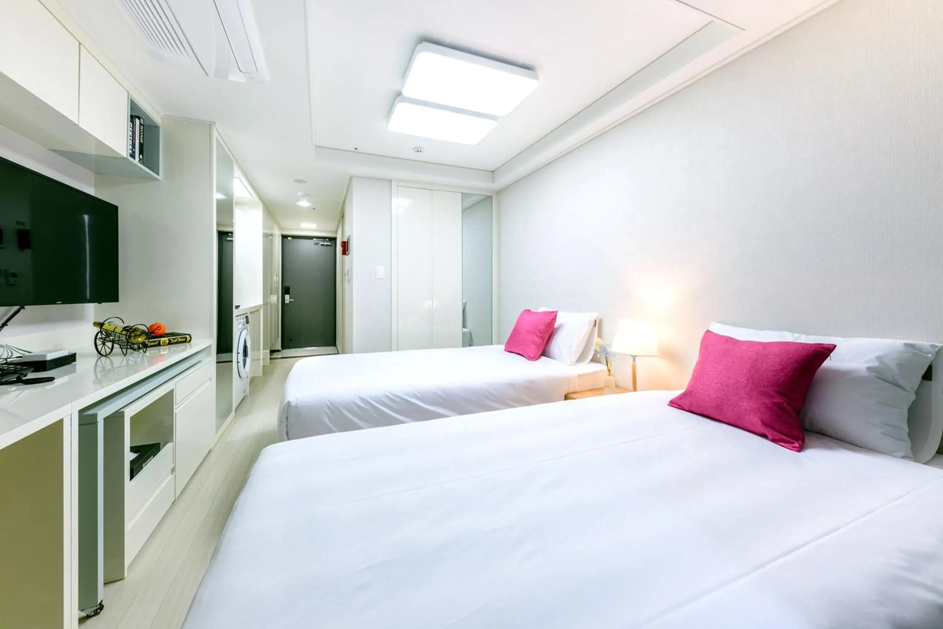 Premier Twin Room with City View in Shin Shin Hotel Seogwipo Premier Twin Room with City View in Shin Shin Hotel Seogwipo