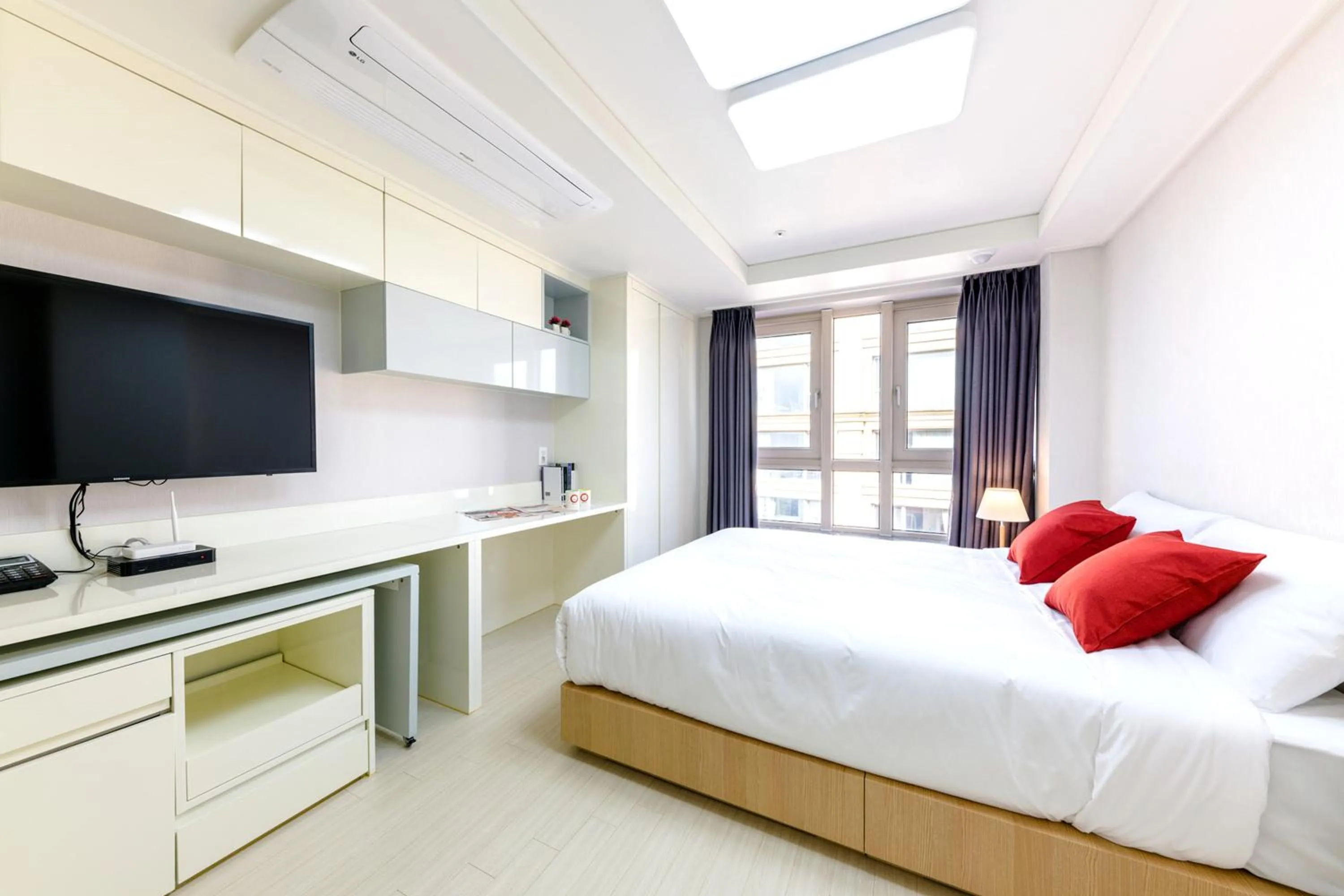 TV and multimedia, Bed in Shin Shin Hotel Seogwipo