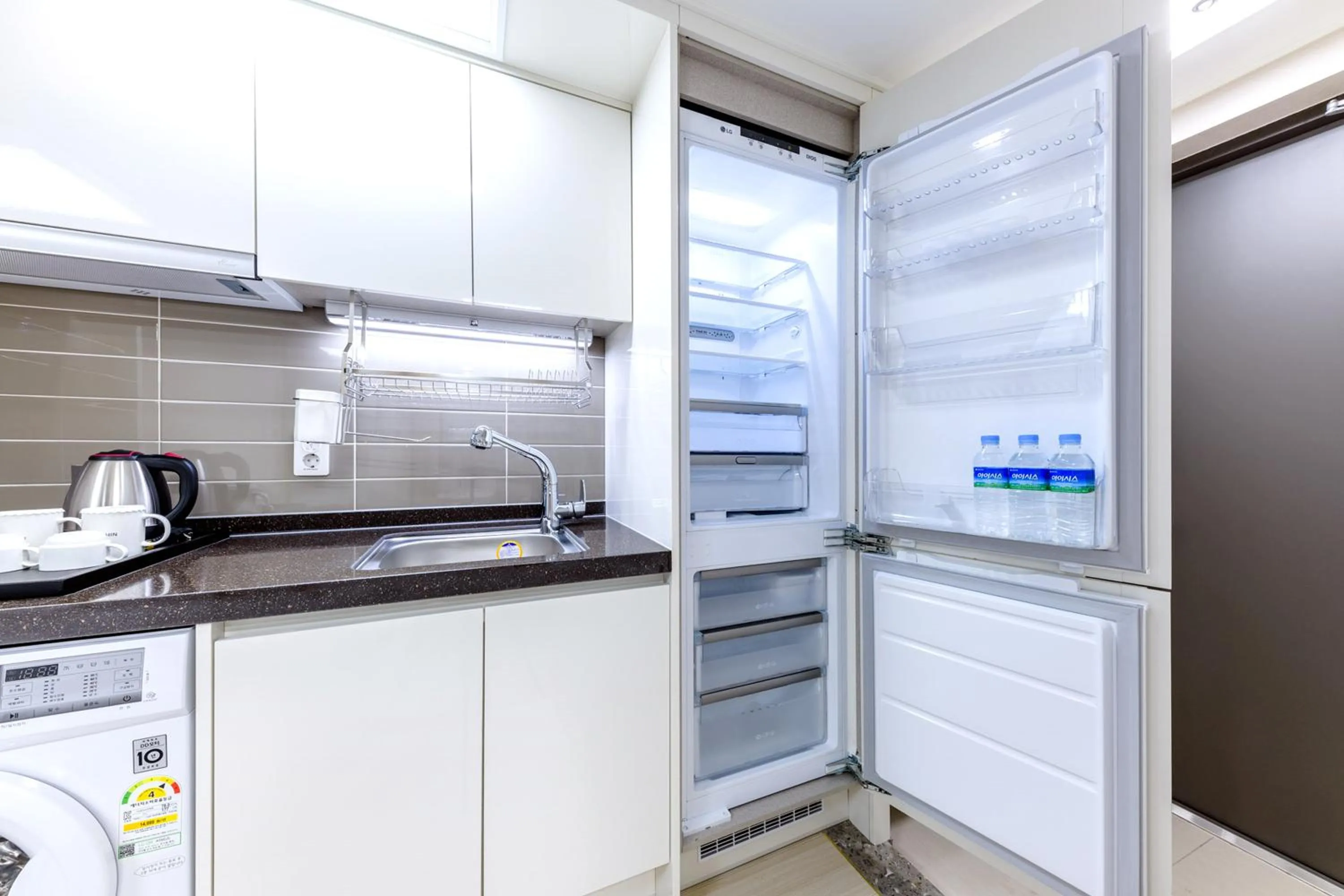 Kitchen or kitchenette in Shin Shin Hotel Seogwipo