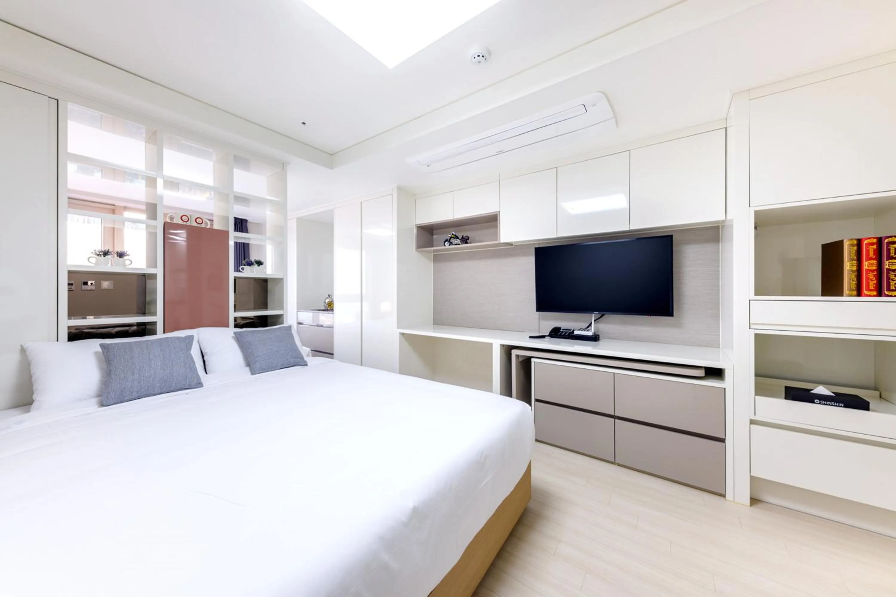 Photo of the whole room, Bed in Shin Shin Hotel Seogwipo