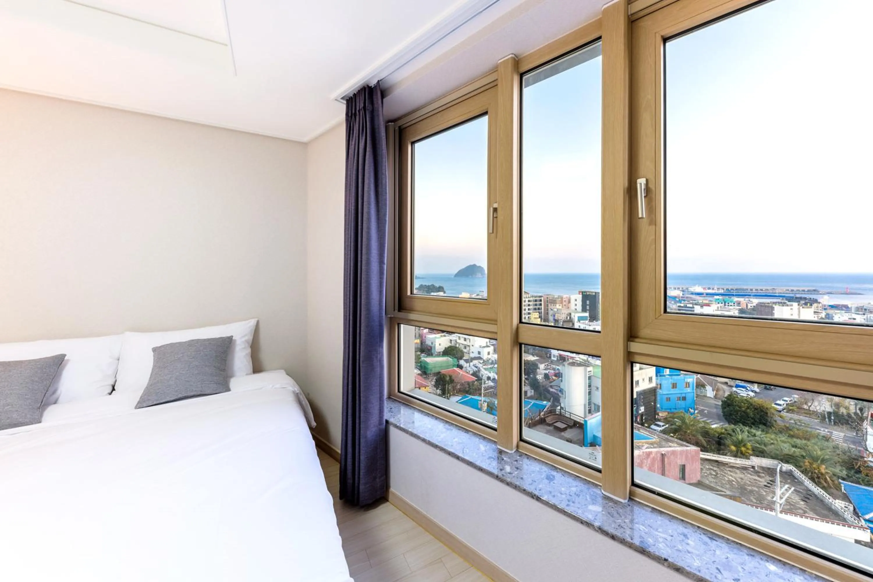 Sea view, Bed in Shin Shin Hotel Seogwipo