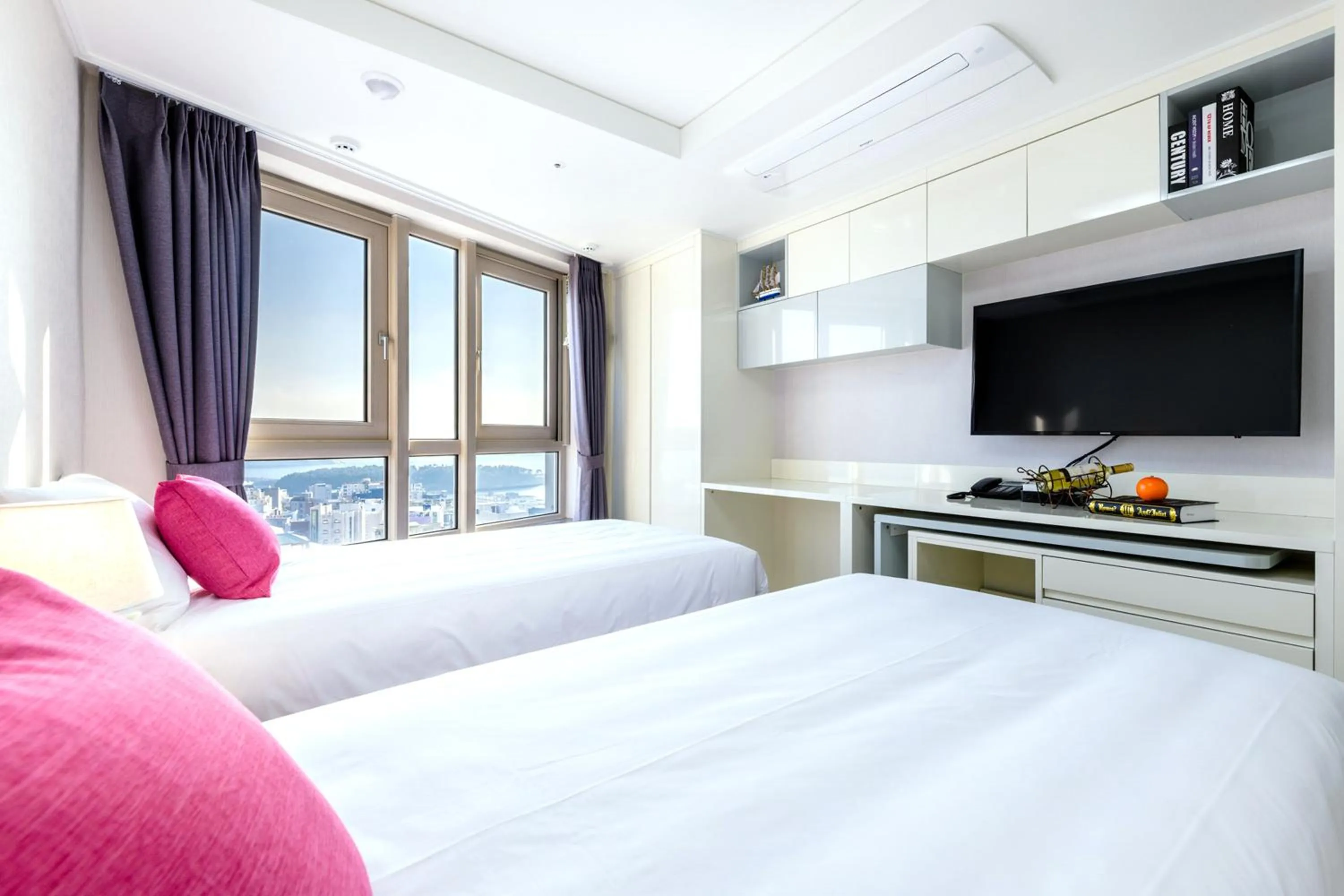 Property building, Bed in Shin Shin Hotel Seogwipo