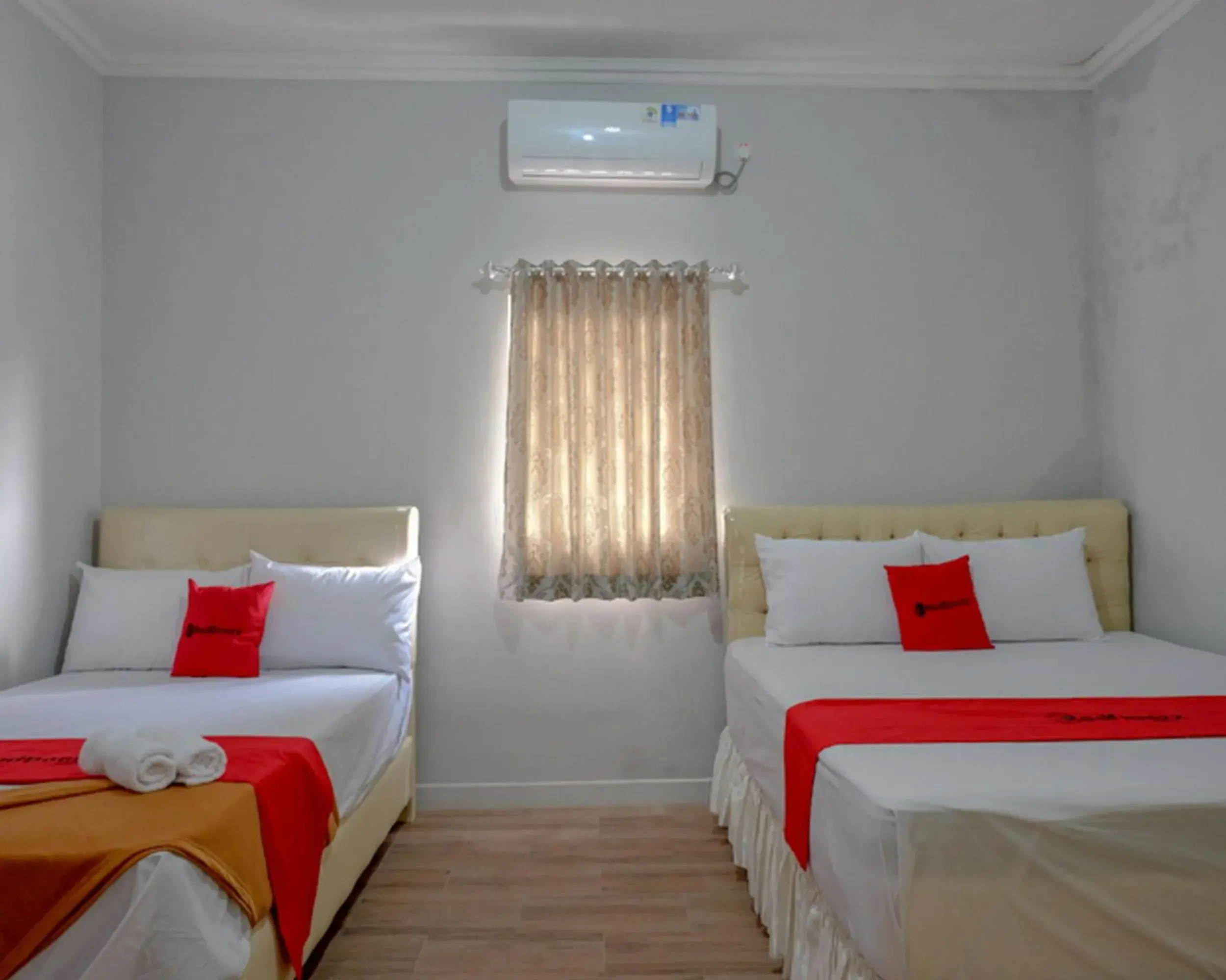 Family Room in RedDoorz @ City Park Medoho Semarang Family Room in RedDoorz @ City Park Medoho Semarang