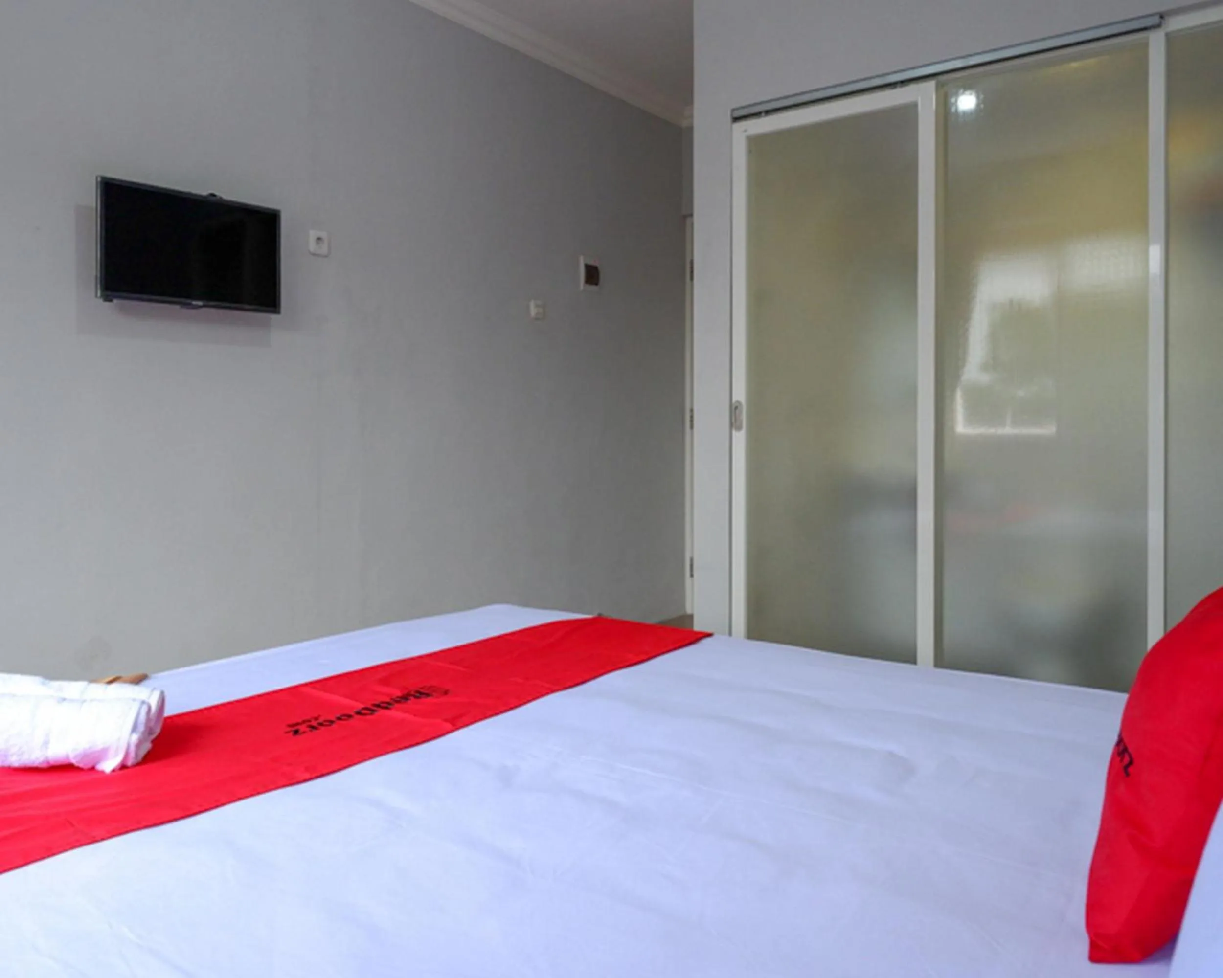 Bed in RedDoorz @ City Park Medoho Semarang