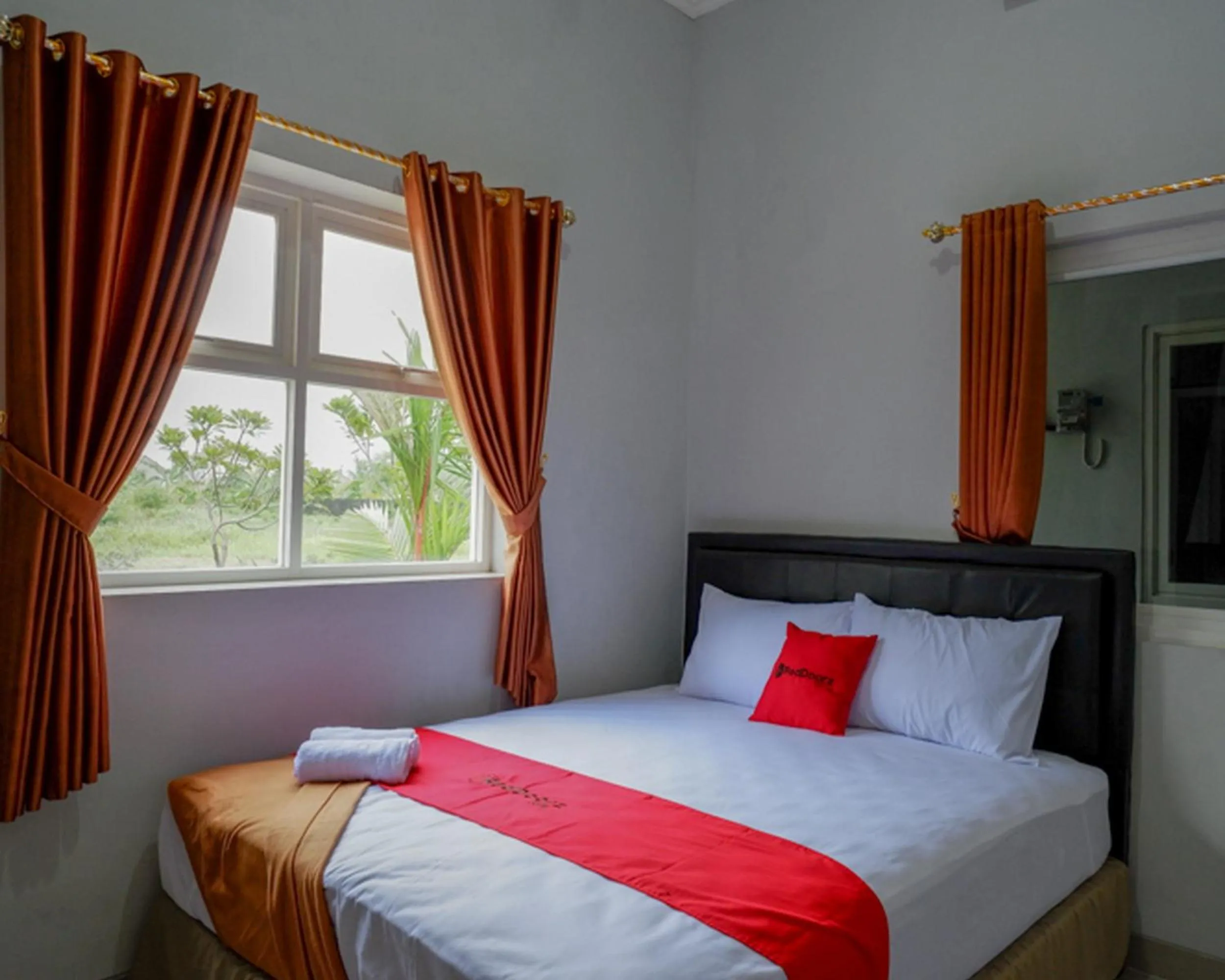 Bedroom, Bed in RedDoorz @ City Park Medoho Semarang