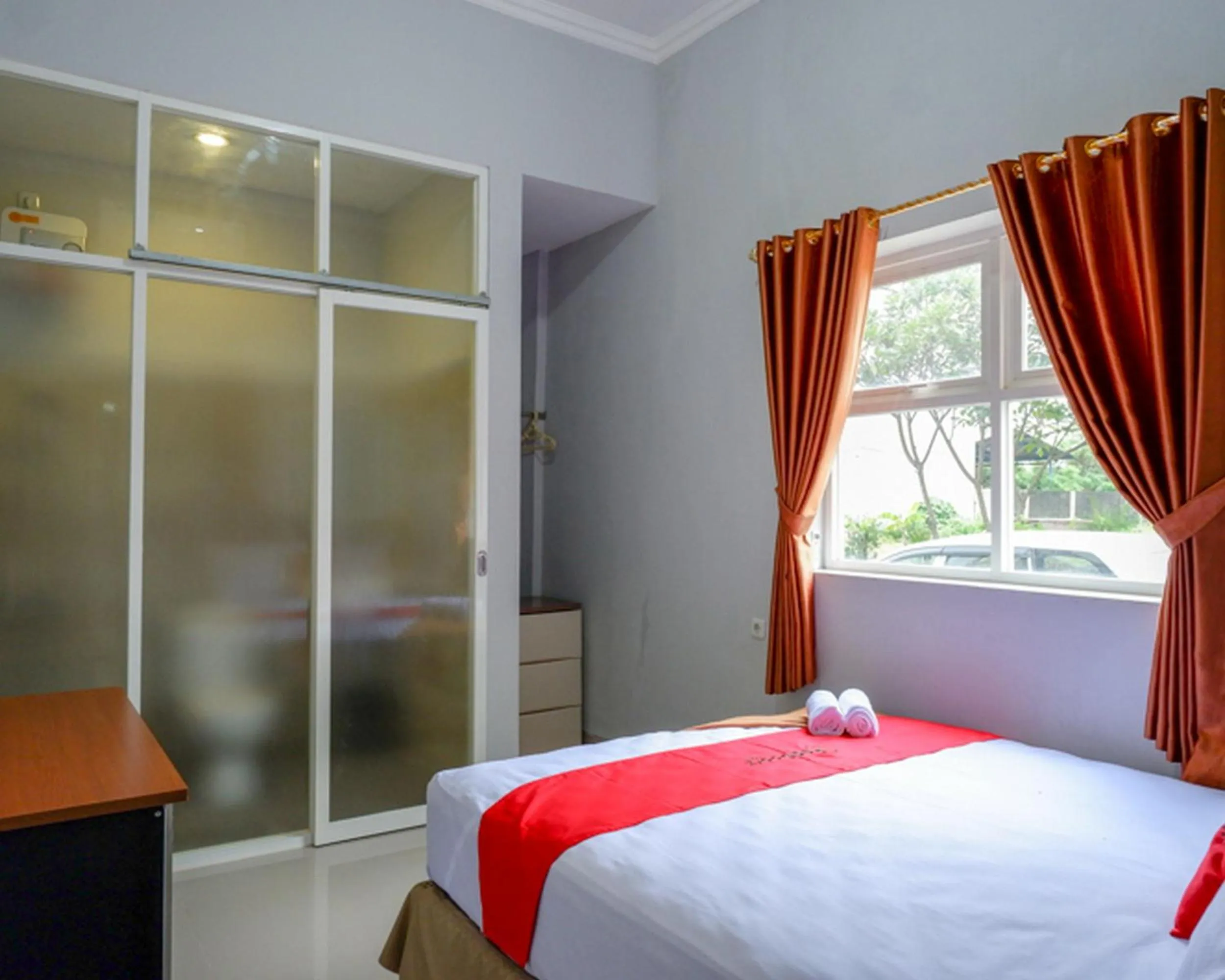 Bed in RedDoorz @ City Park Medoho Semarang