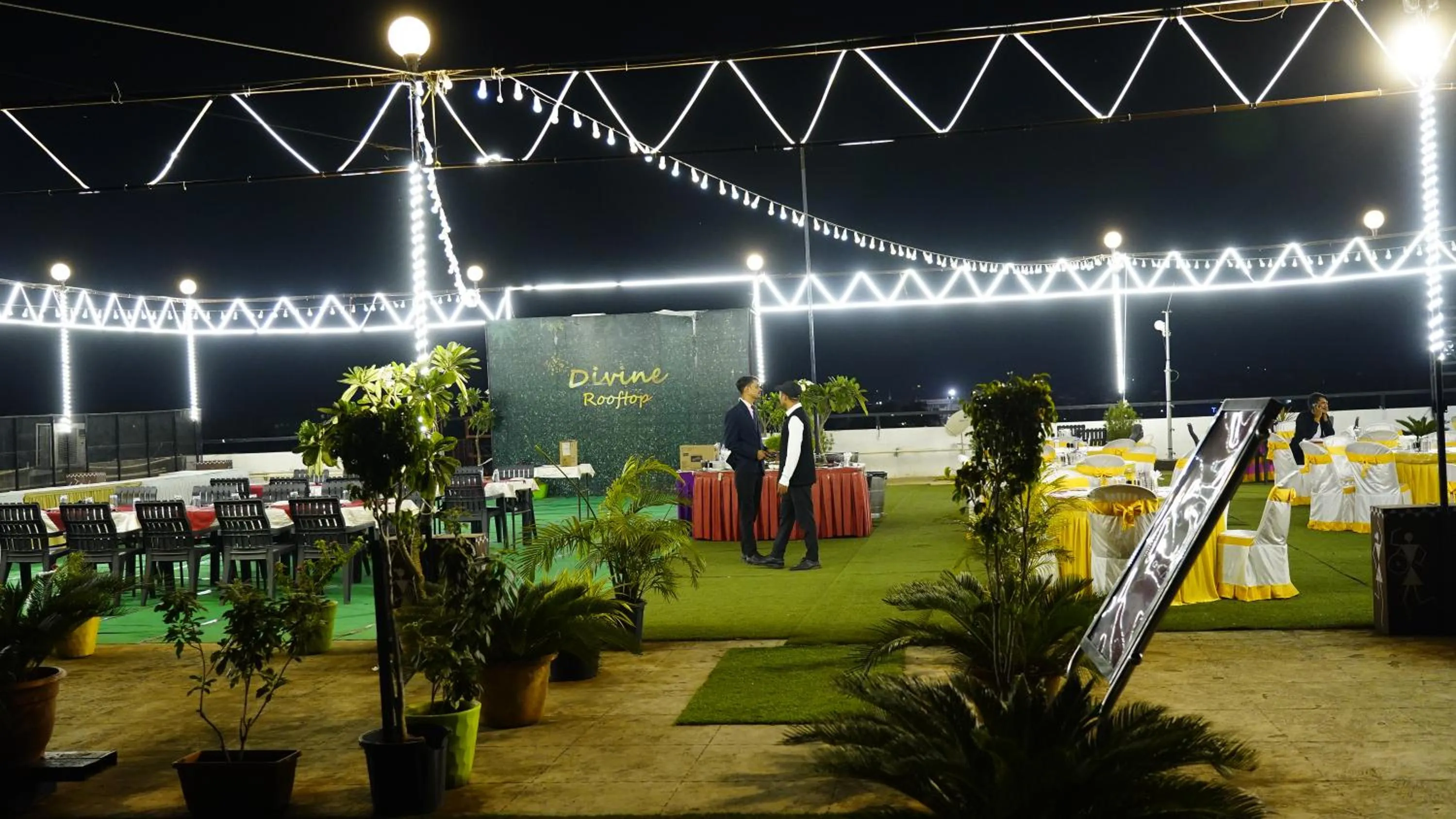 Restaurant/places to eat in Hotel Manas Plus