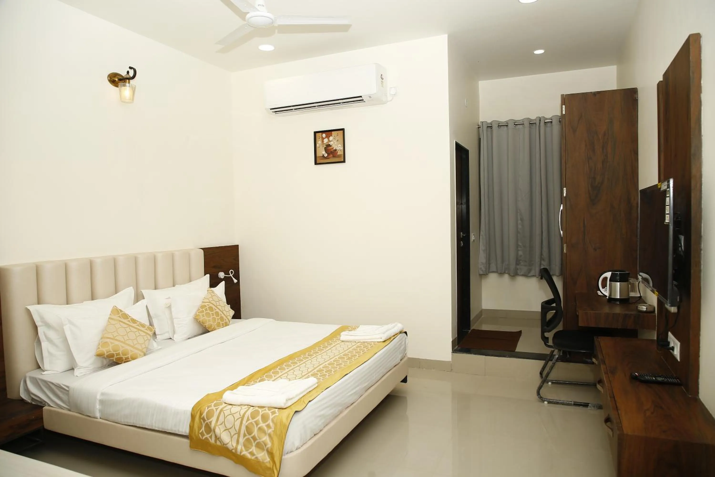 Bed in Hotel Manas Plus