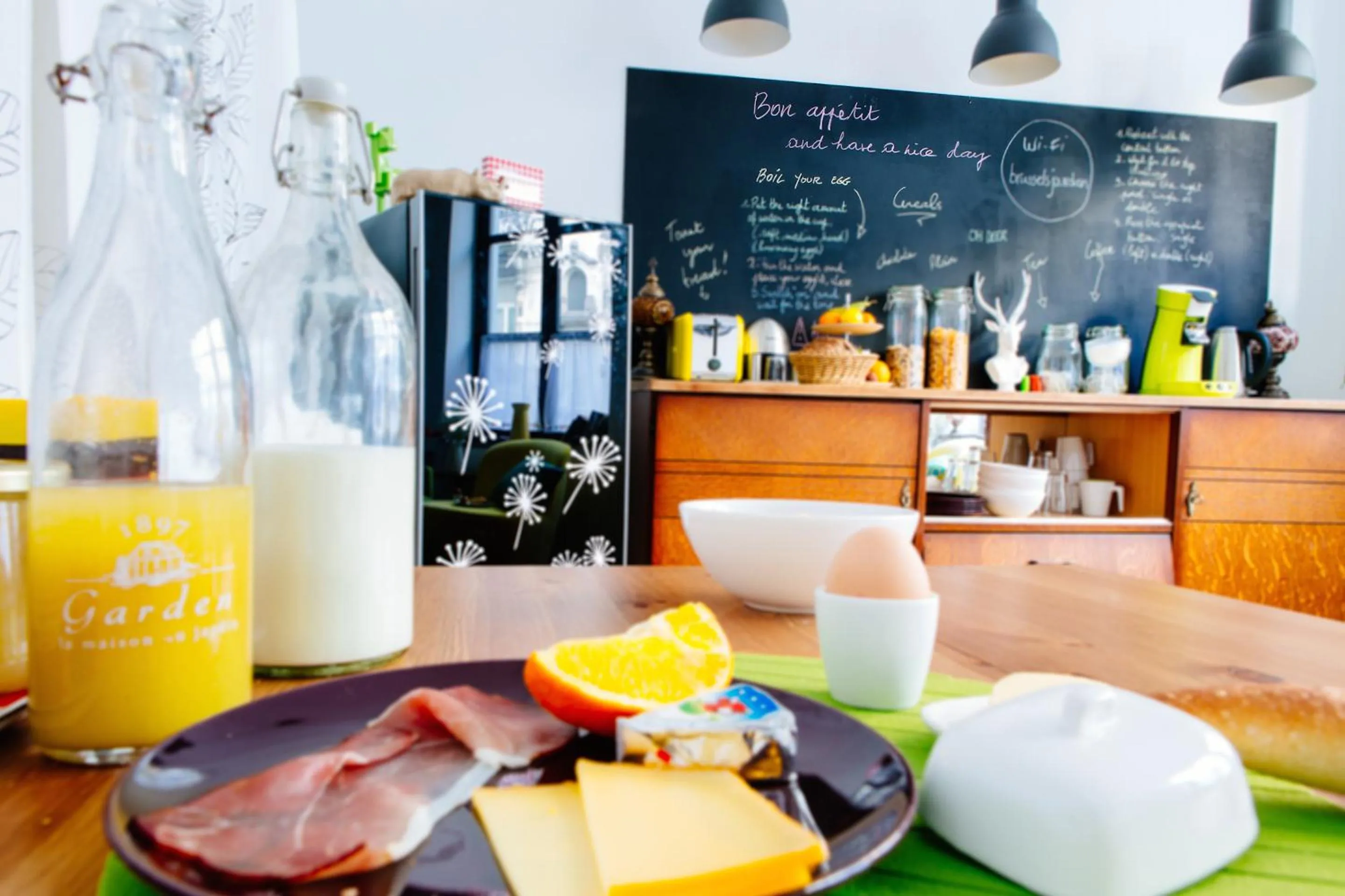 Communal kitchen in B&B Place Jourdan