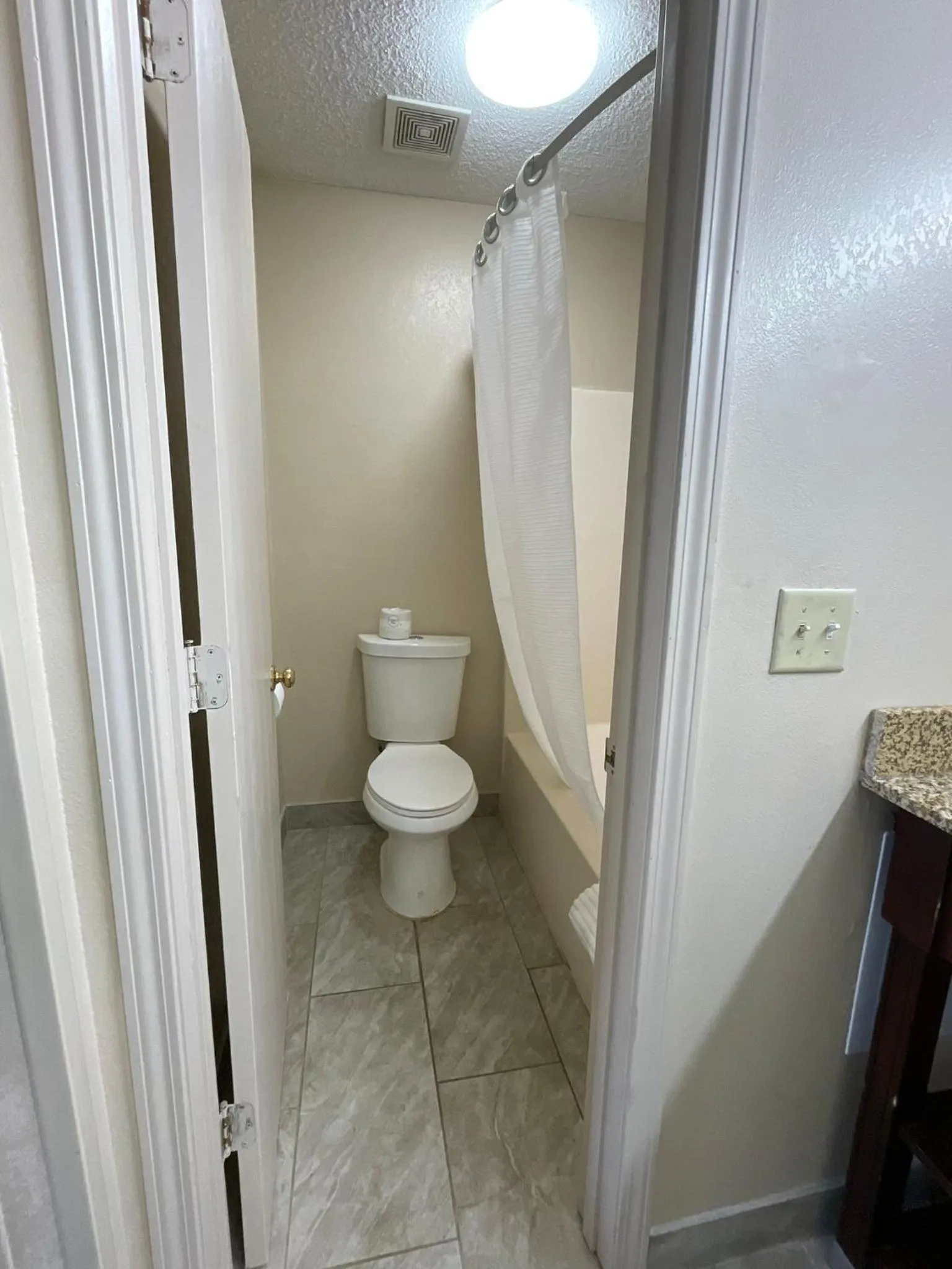 Toilet in DELUXE INN