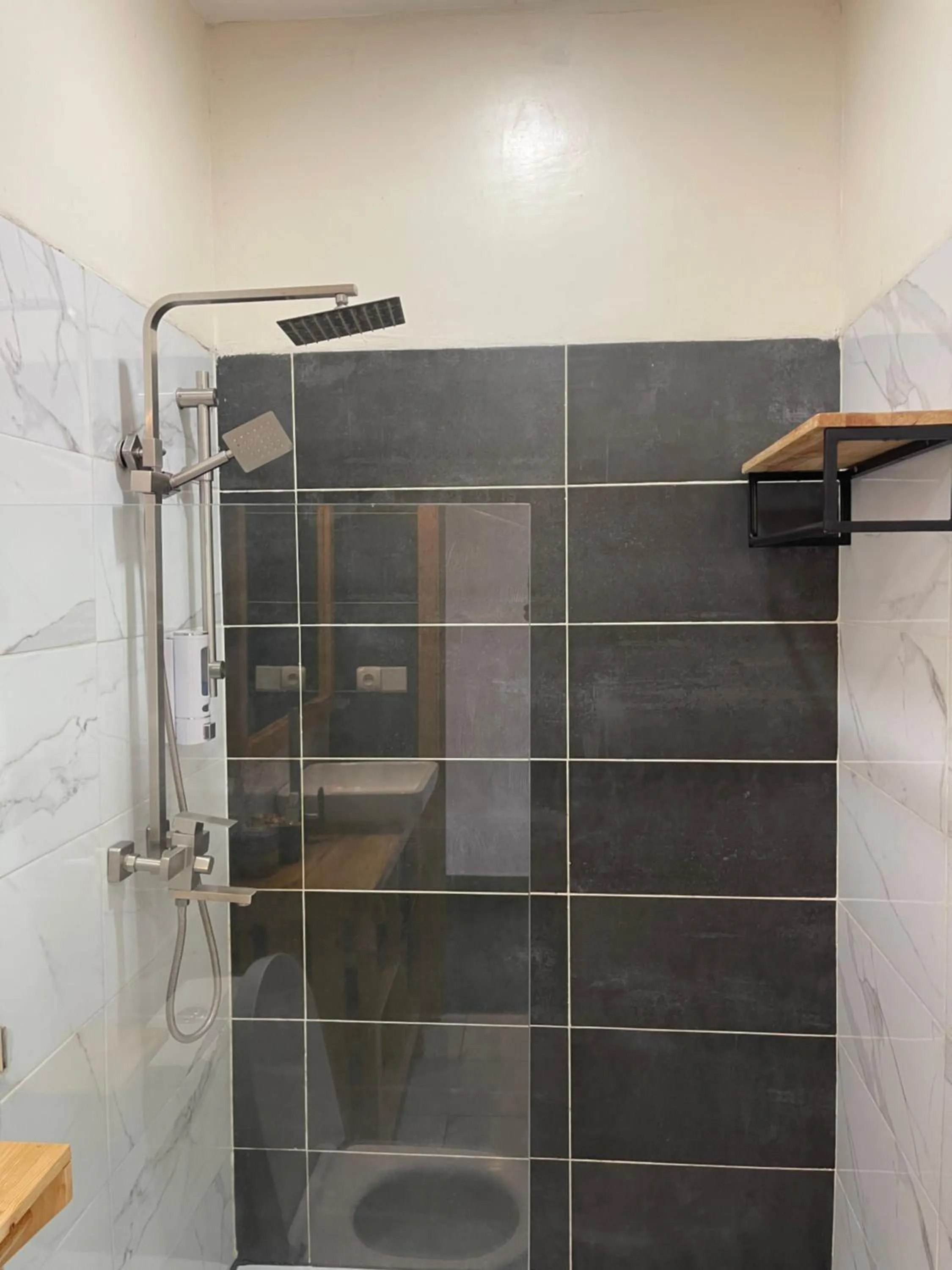 Shower in Eagle View Lodge - Kigali