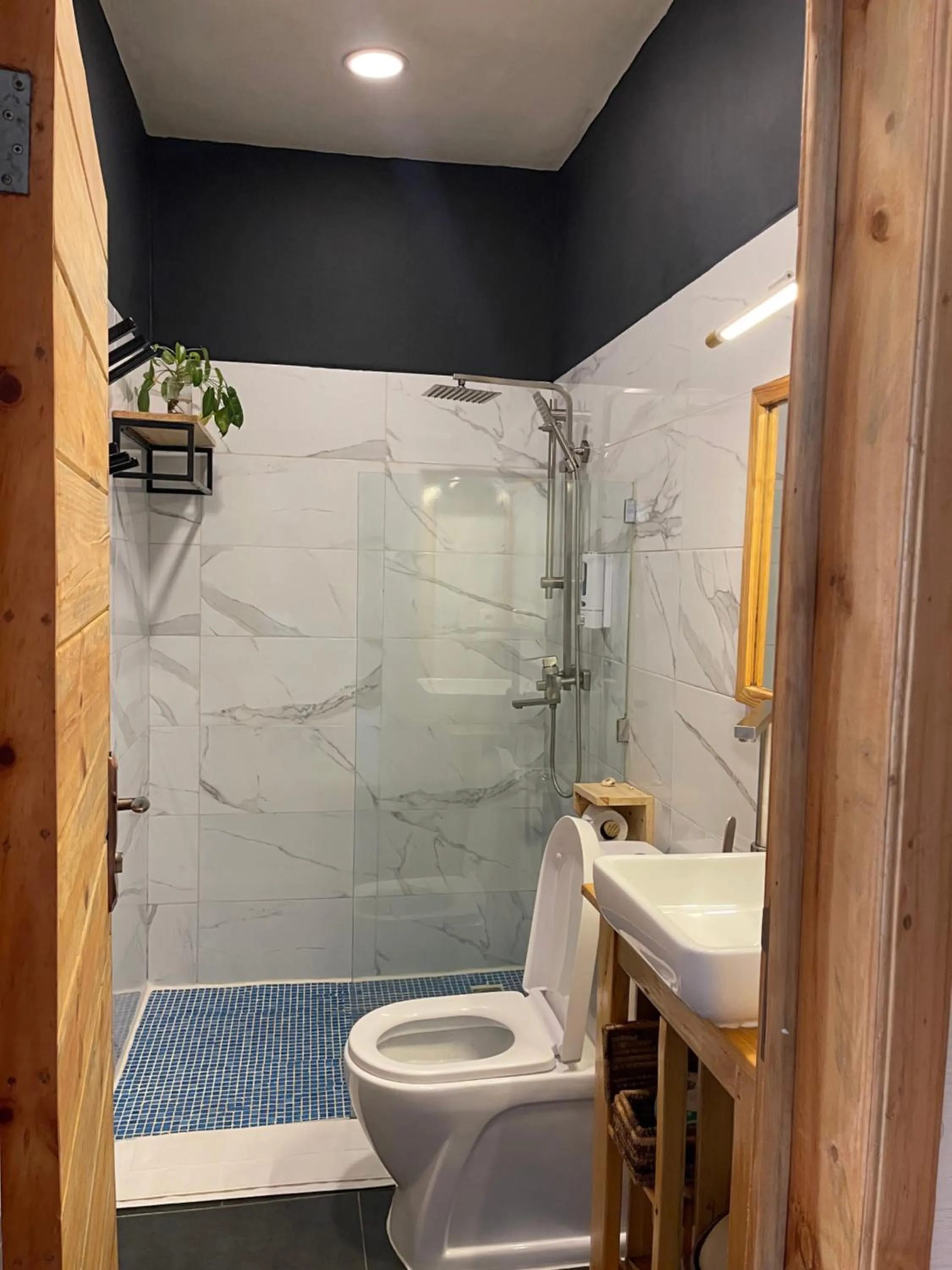 Shower in Eagle View Lodge - Kigali