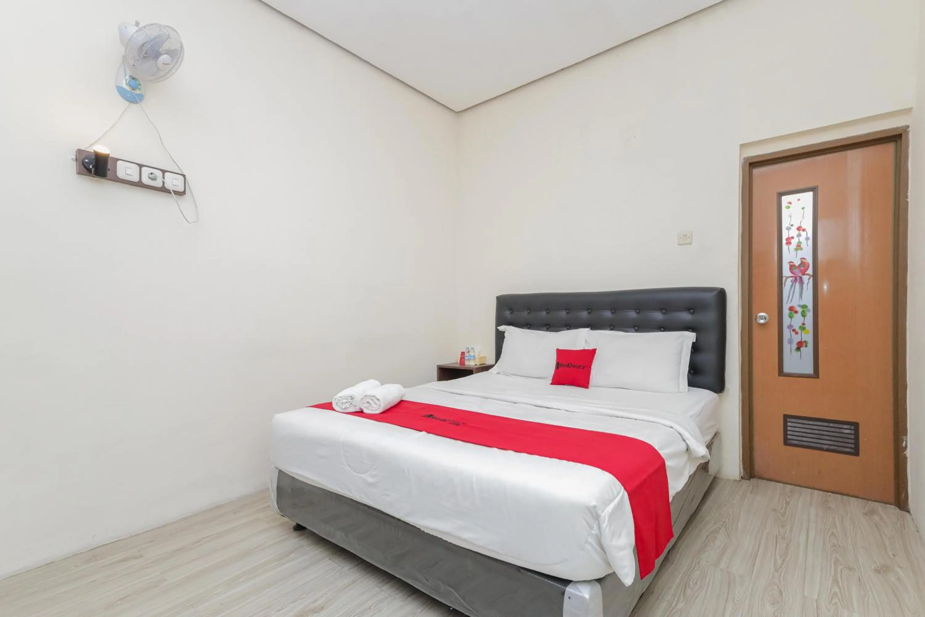 Bedroom, Bed in RedDoorz at WR Supratman Batu