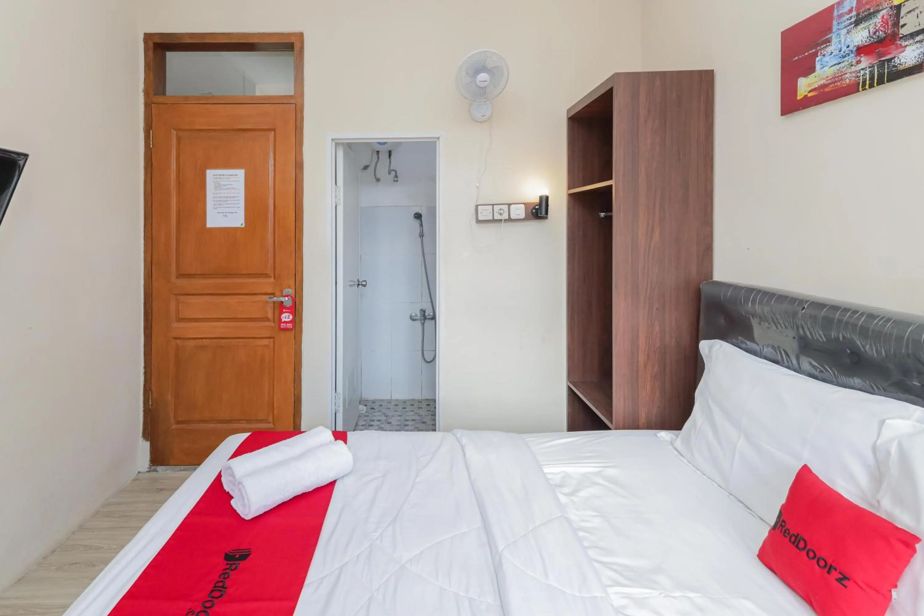 Bedroom, Bed in RedDoorz at WR Supratman Batu
