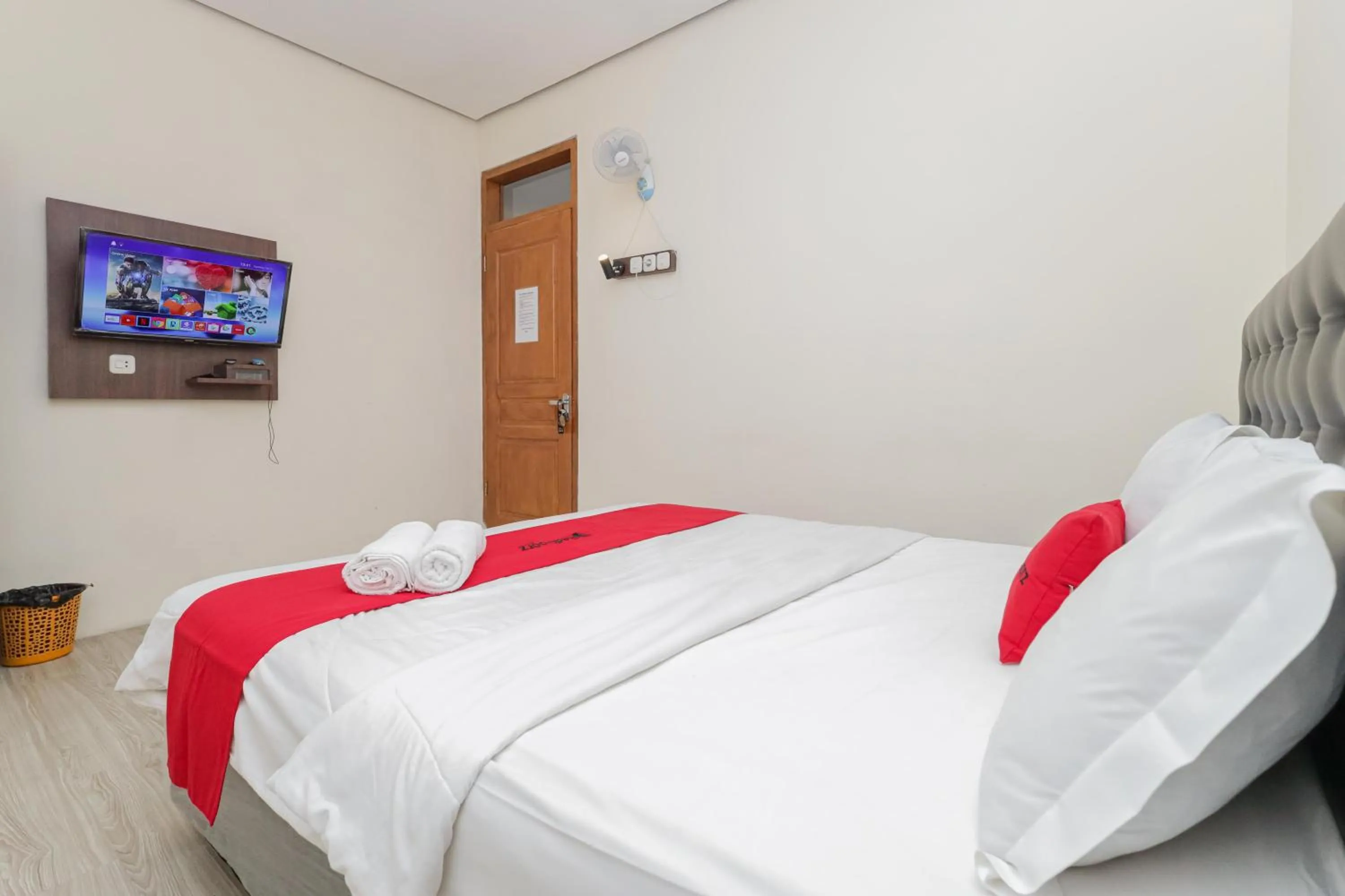 Bedroom, Bed in RedDoorz at WR Supratman Batu