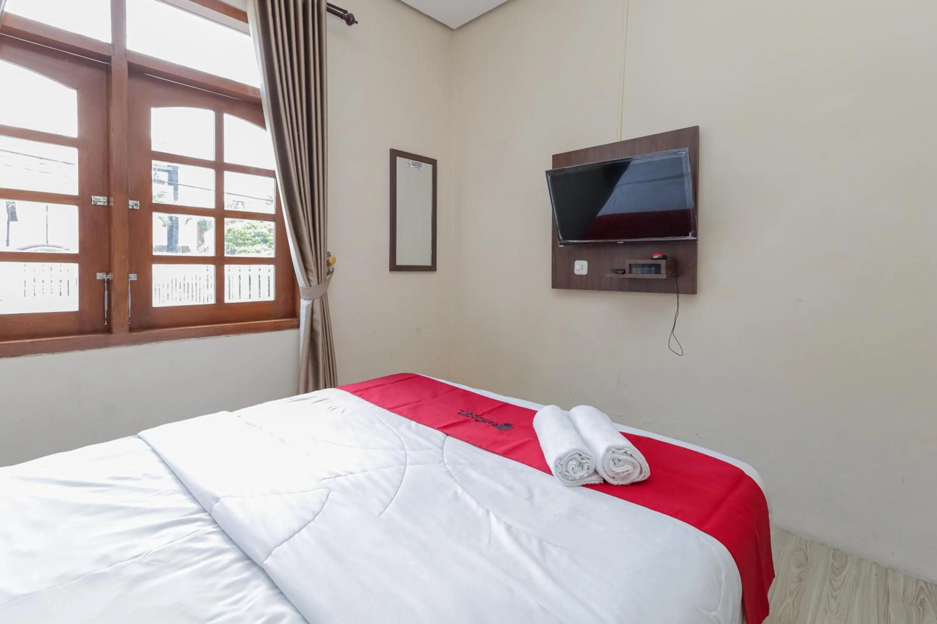 Bedroom, Bed in RedDoorz at WR Supratman Batu