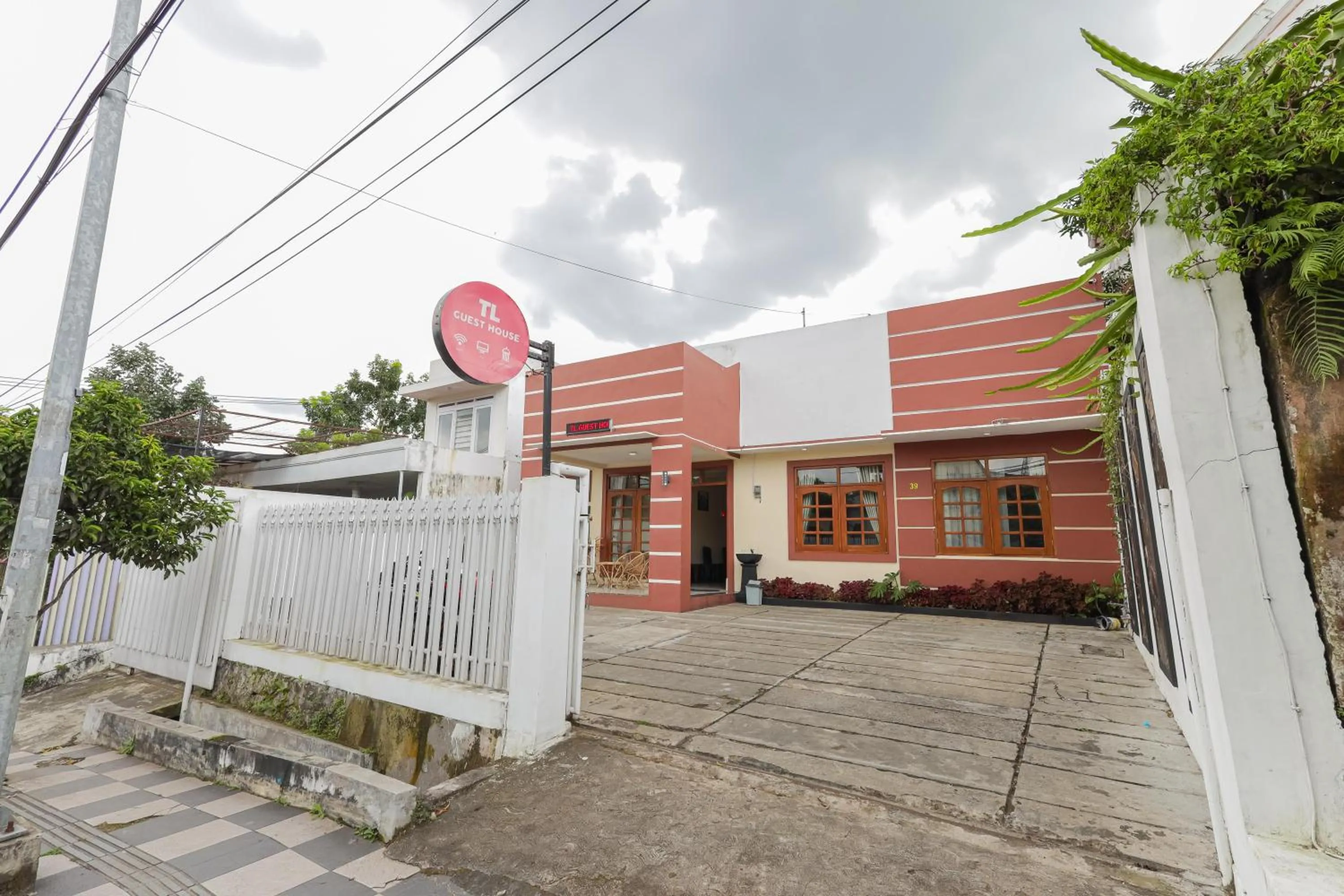 Property building in RedDoorz at WR Supratman Batu