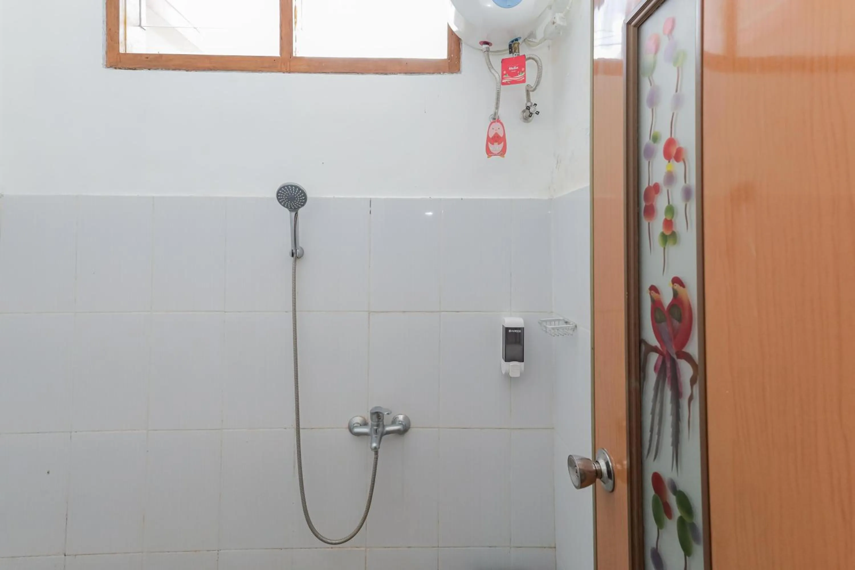 Shower in RedDoorz at WR Supratman Batu