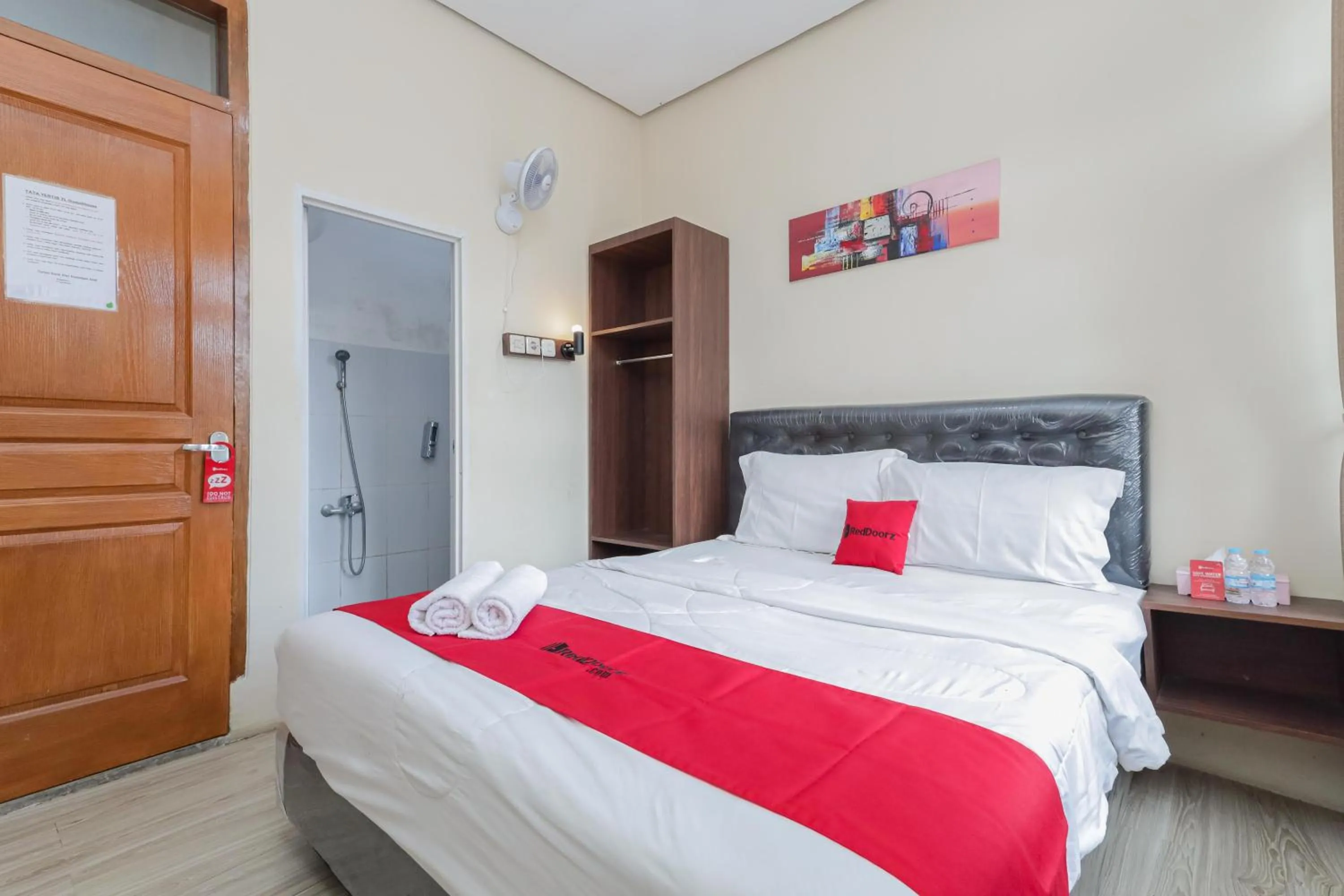 Bedroom, Bed in RedDoorz at WR Supratman Batu