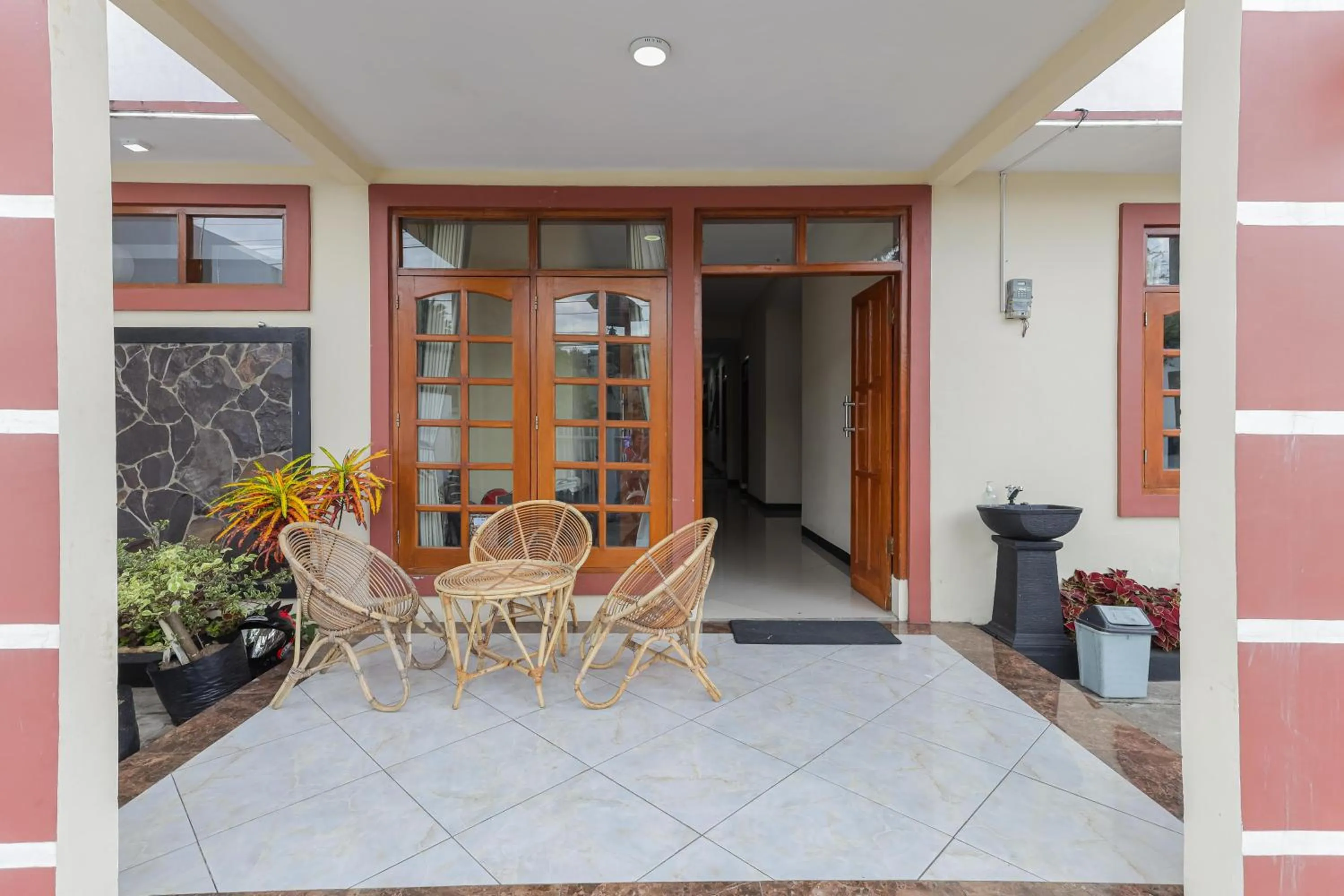 Balcony/Terrace in RedDoorz at WR Supratman Batu