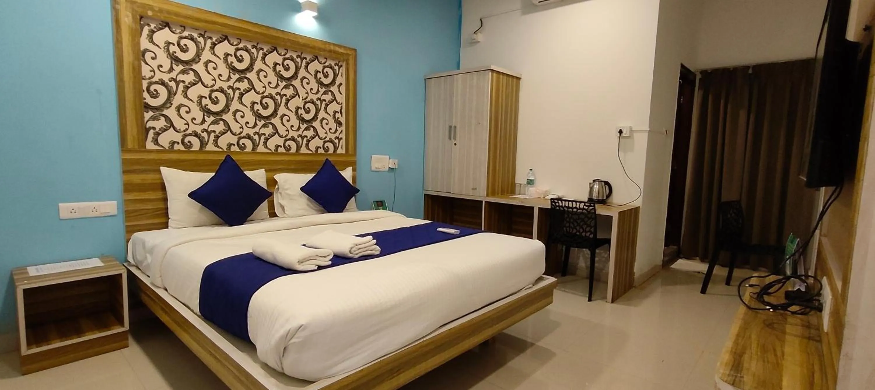 TV and multimedia, Bed in Hotel Dhruv Palace Bangalore Jakkur