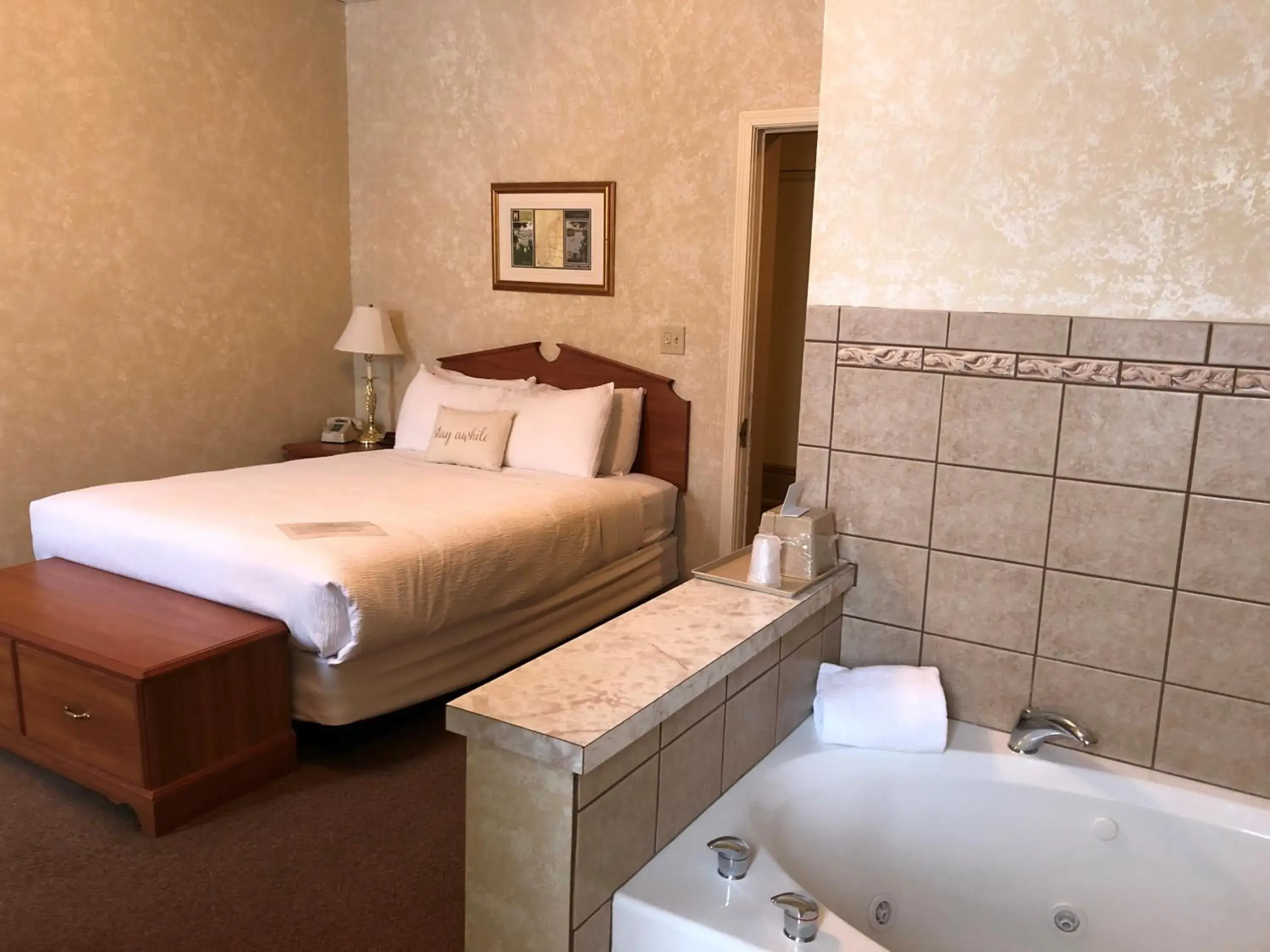 Queen Room with Spa Bath in Stearns Hotel Queen Room with Spa Bath in Stearns Hotel