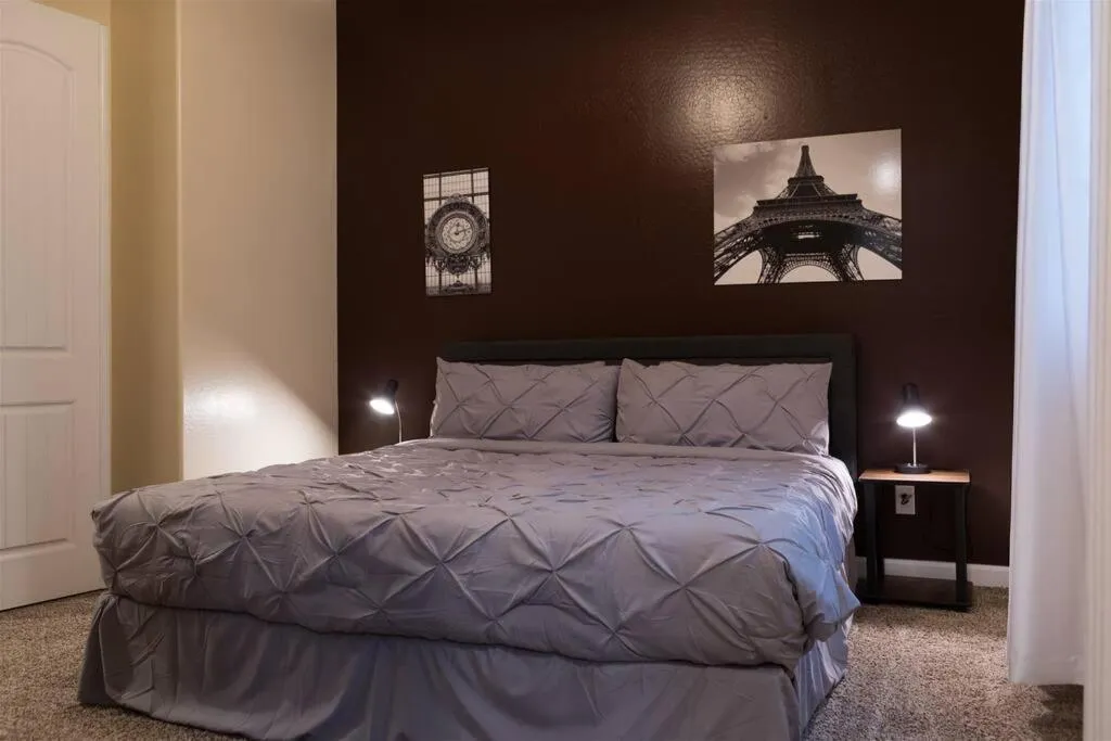 Bed in Gated townhouse with 2 suites, heated pool, hot tub