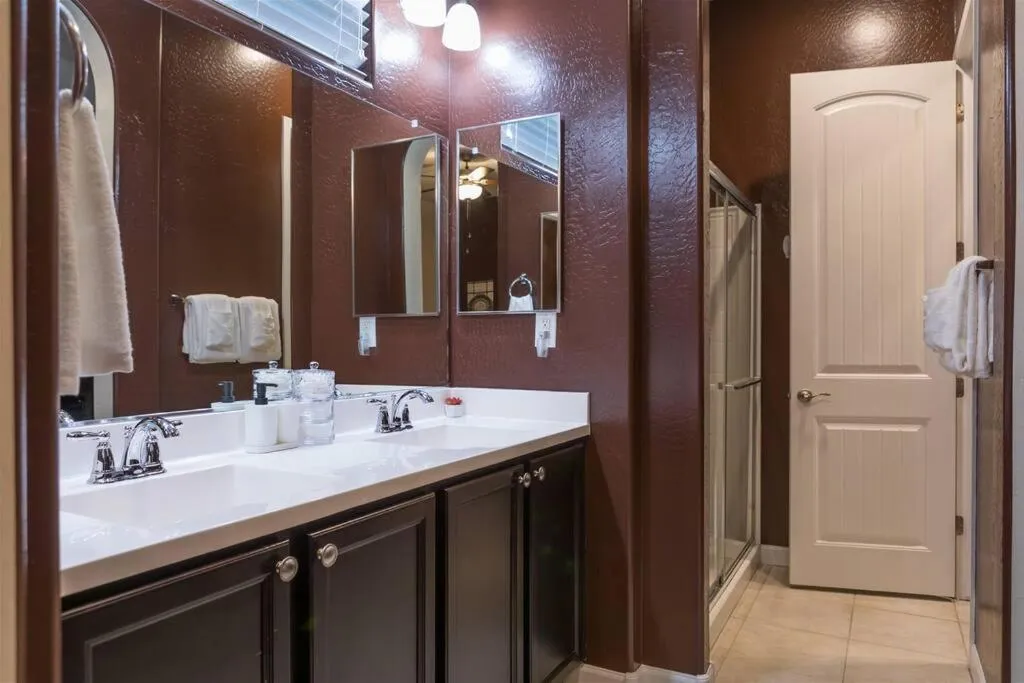 Gated townhouse with 2 suites, heated pool, hot tub