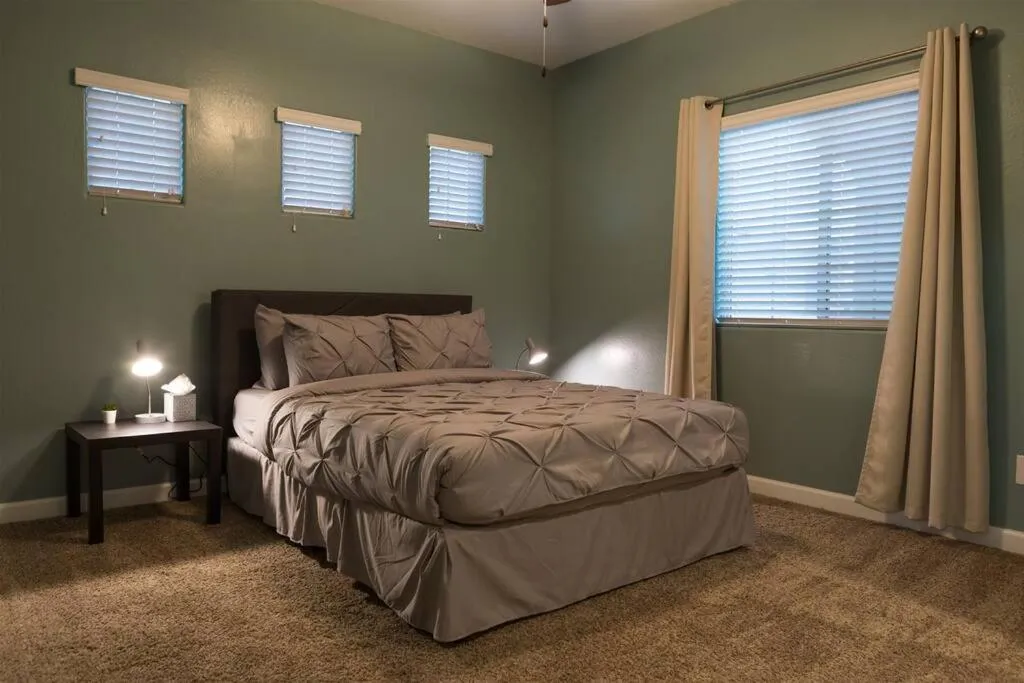 Bed in Gated townhouse with 2 suites, heated pool, hot tub