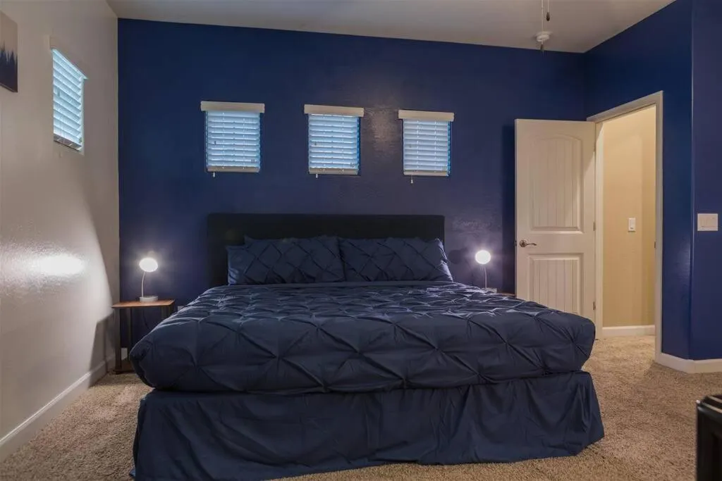 Bed in Gated townhouse with 2 suites, heated pool, hot tub