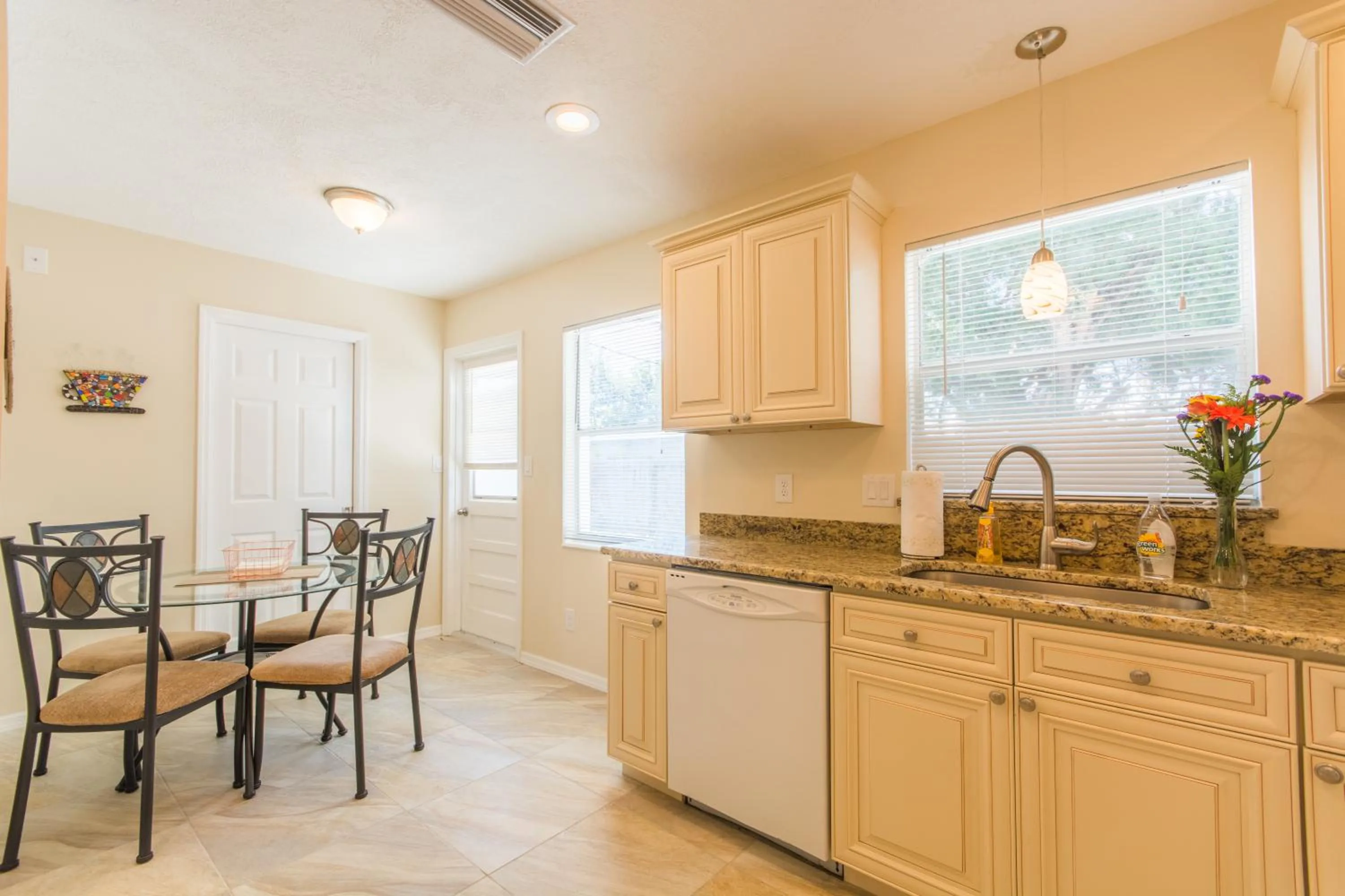 Kitchen or kitchenette in Villa Franca bungalow