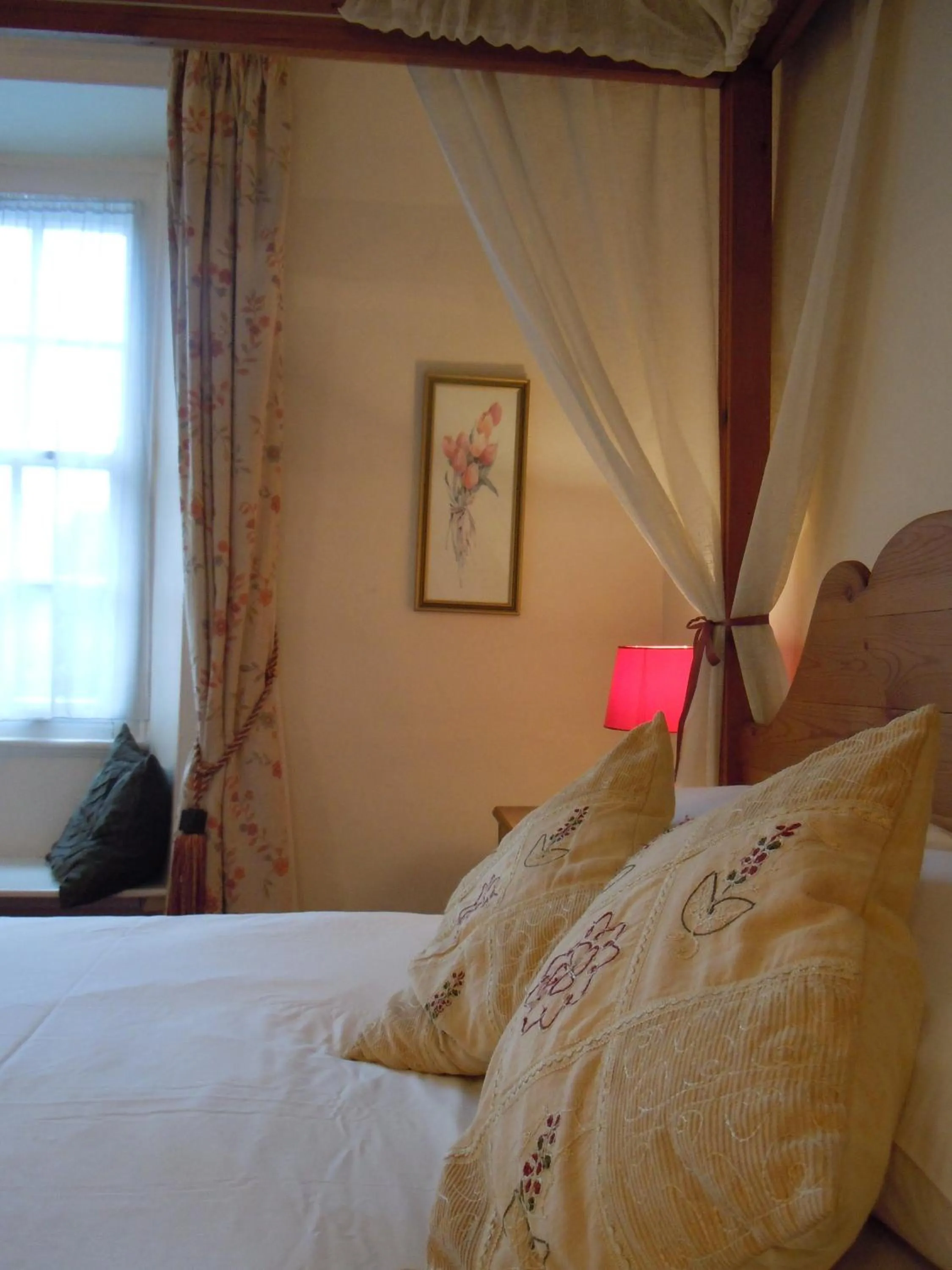 Decorative detail in The New Inn